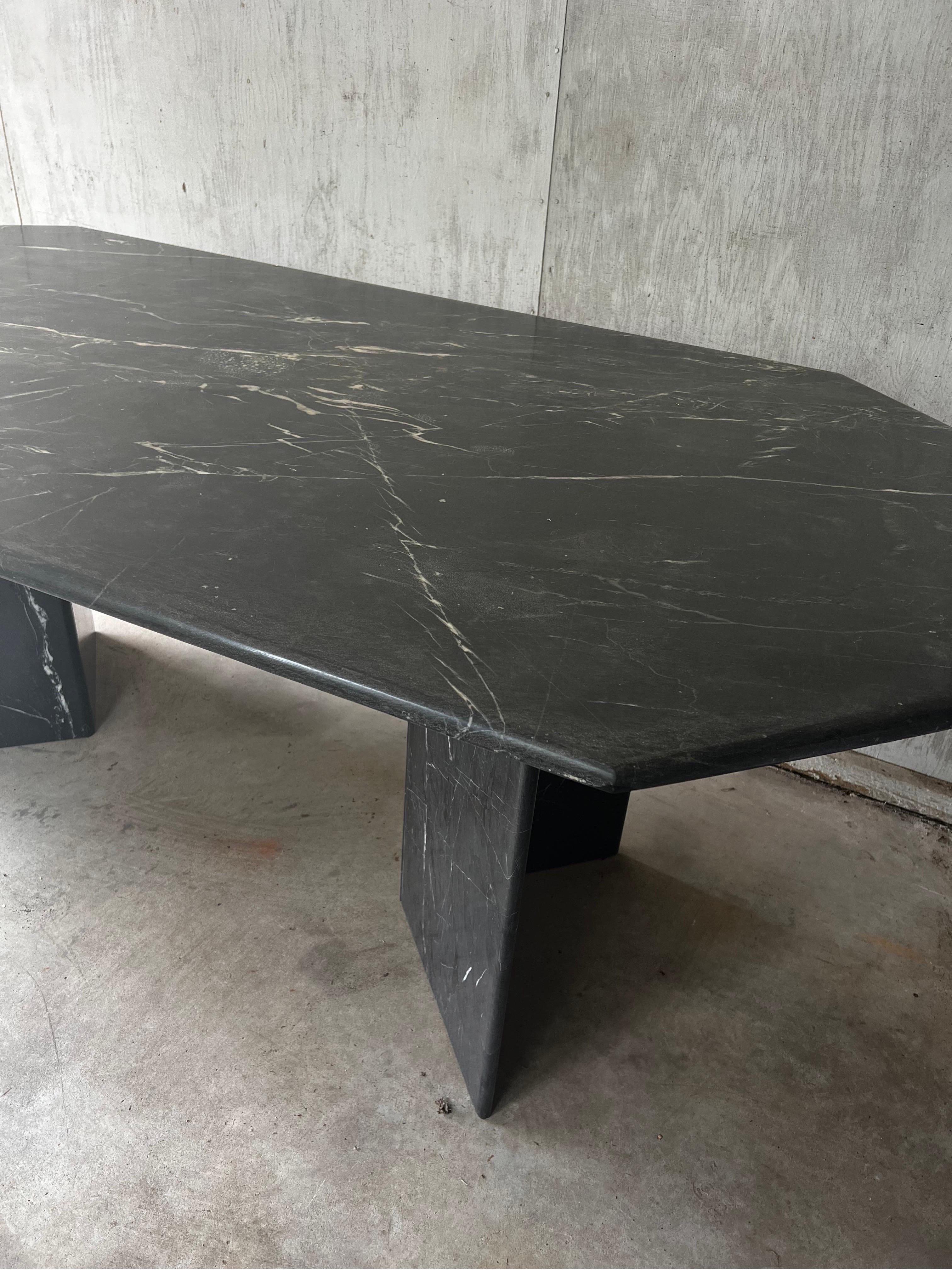 Mesa de comedor de mármol de mediados de siglo/posmoderna en Bastante bueno estado para la venta en Los Angeles, CA