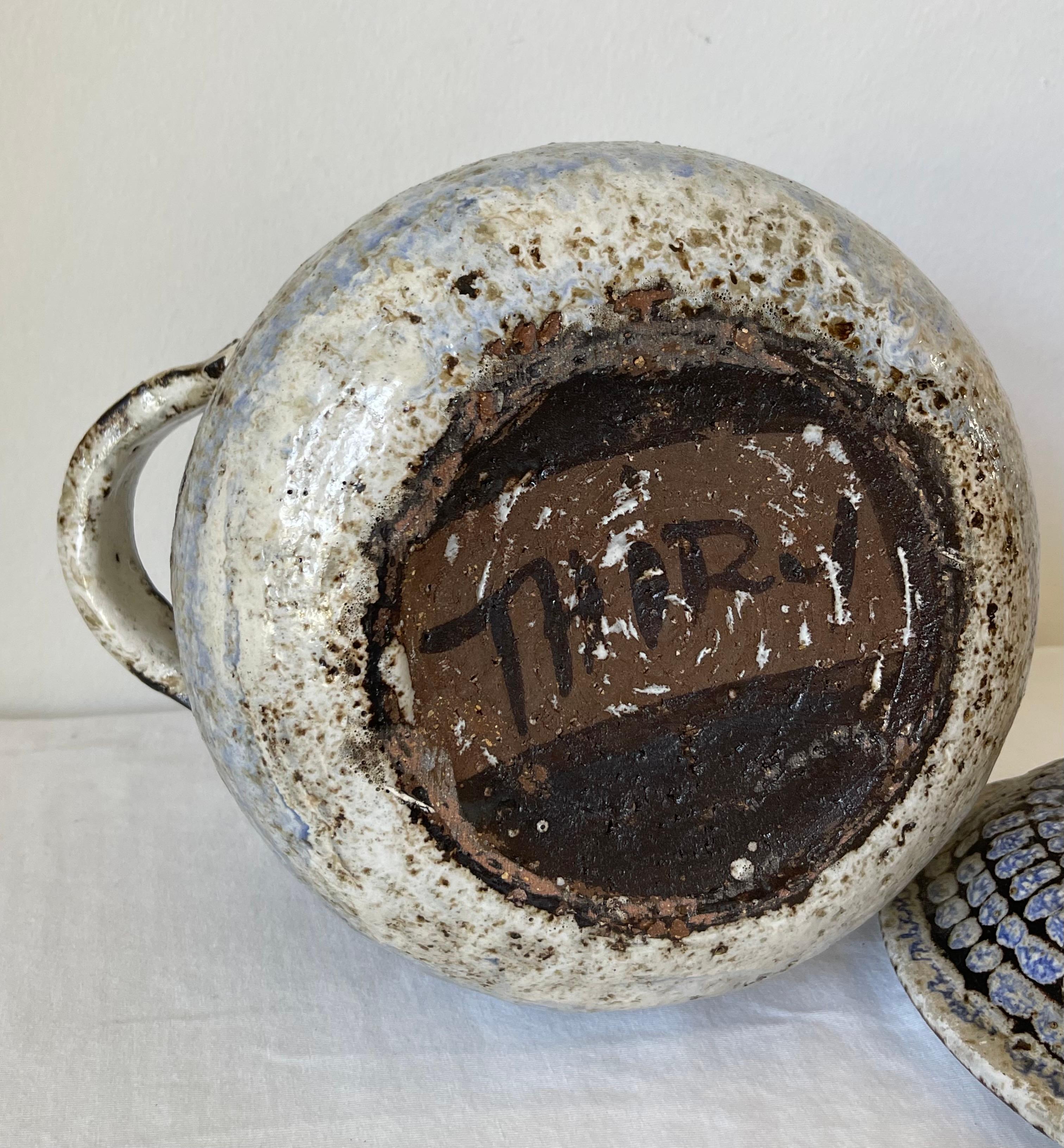 Milieu du XXe siècle Pot en céramique du milieu du siècle dernier de Vallauris signé Thiry en vente