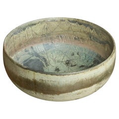 Bol en poterie du milieu du siècle avec décoration incisée