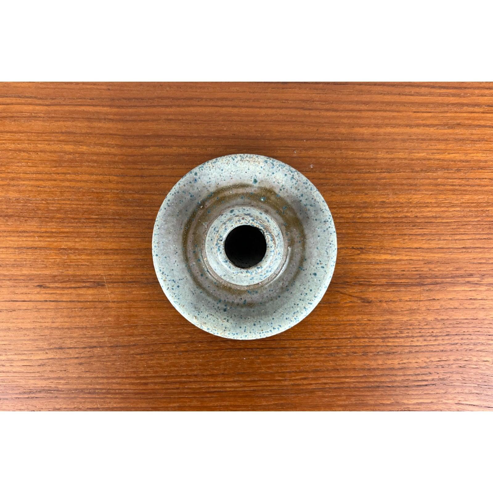 Portacandele in ceramica di metà secolo, anni '60, in ottime condizioni. Progettato dal 1960 al 1969.

Informazioni aggiuntive:
Materiali: Ceramica
Colore: blu
Stili: Medioevo Moderno
Tipo di articolo: Vintage, Antico o Pre-owned
Dimensioni: 4,33ʺW