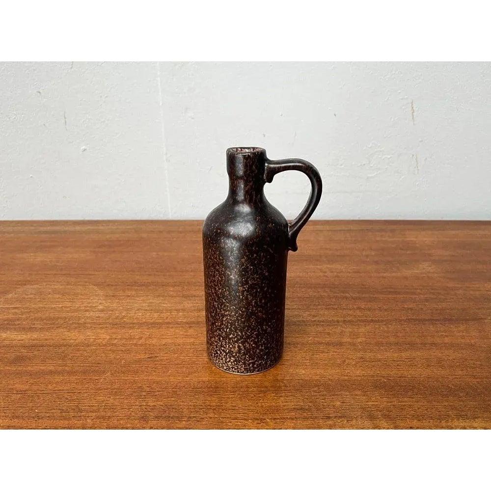 Mid-Century Pottery Carafe Vase by Bastian le Pemp for Kemper / Quimper France, 1960s, in Very Good conditions. Designed 1960 to 1969 This piece has an attribution markIt is completely authentic 

Additional information:
Materials: Ceramic
Styles: