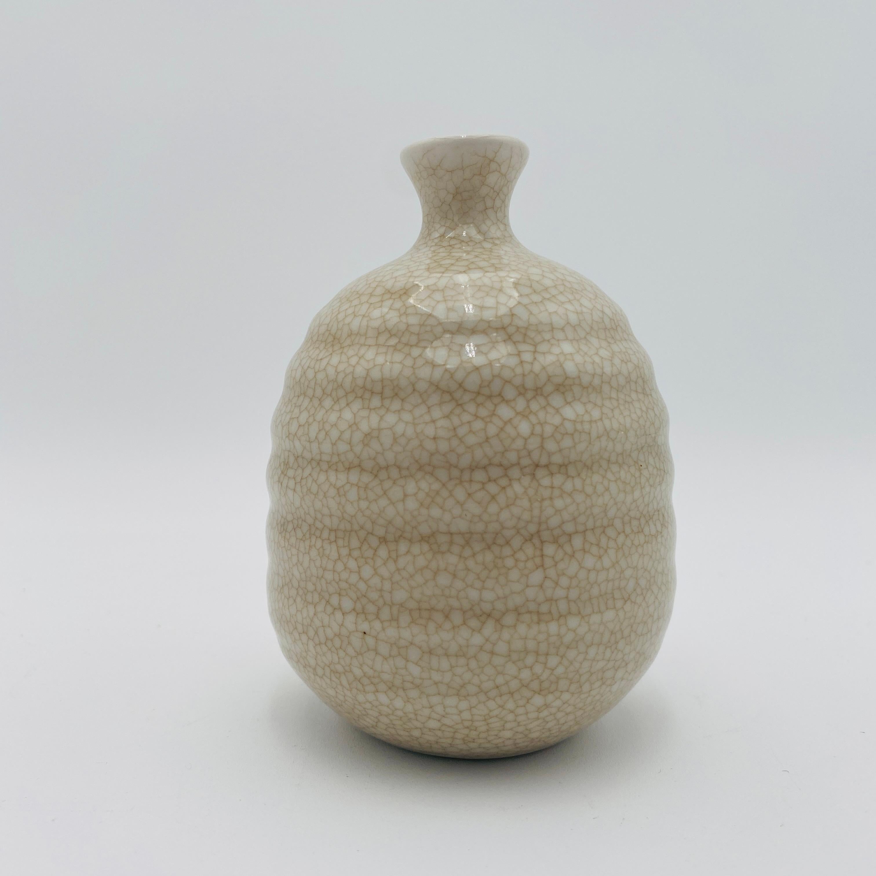 Diese Keramikvase aus der Mitte des Jahrhunderts wurde in den 1960er Jahren von Gumps in Japan hergestellt. Sie hat eine weiße Craquelé-Glasur. Der Herstelleraufkleber befindet sich auf dem Boden der Vase. 