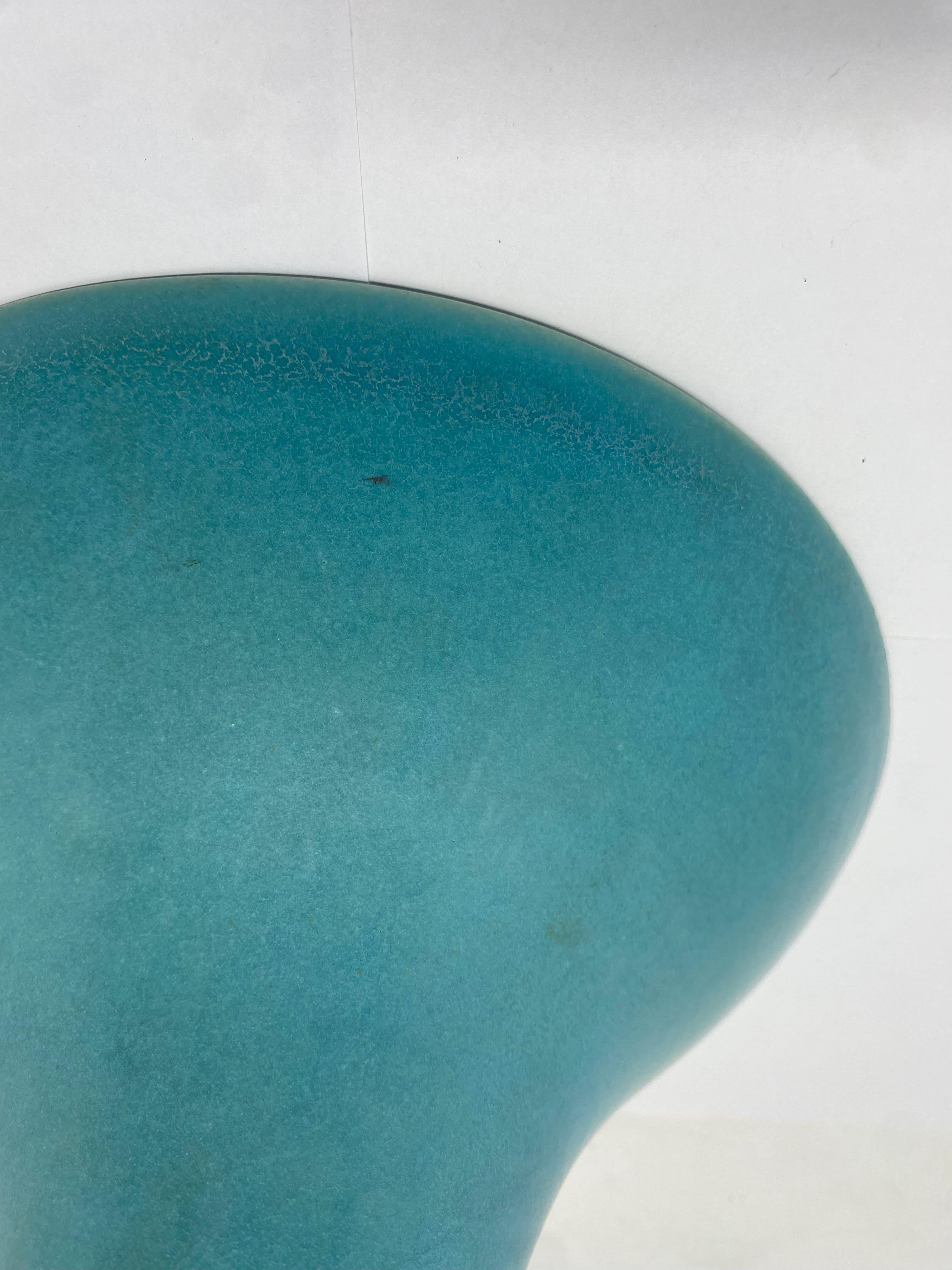 Vaso Ikebana modernista con struttura suiban e superficie liscia. Smalto celadon blu e firma sconosciuta sul fondo. Giappone, anni '60.

Mid-Century, Hollywood Regency, Art Deco, Eclettico, Costiero, Moderno, Boho, Moderno organico, Minimalista,