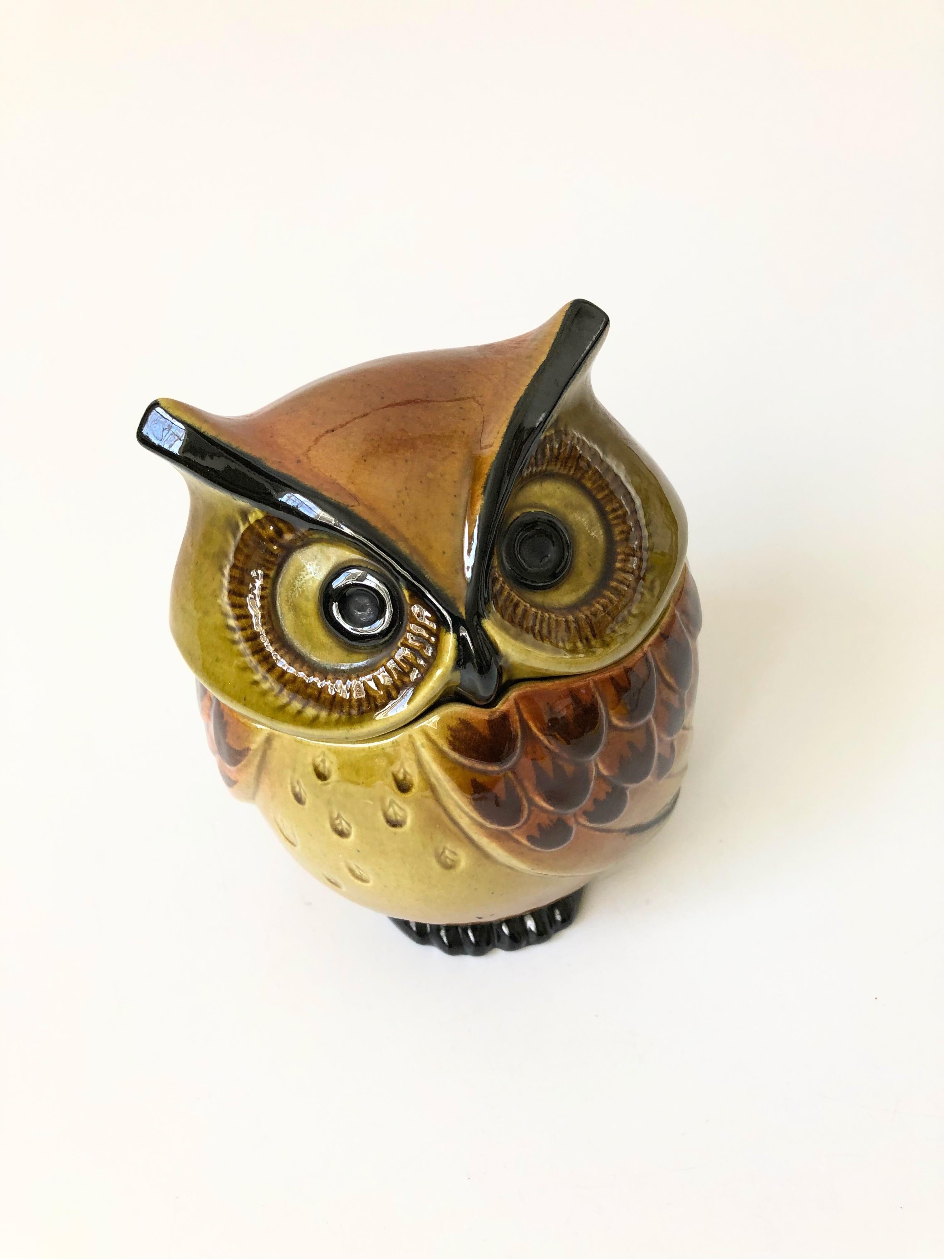 A mid-century pottery container in the shape of an owl. Perfect for storing dry goods in the kitchen. Made by Poppy Trail Pottery of California.
 