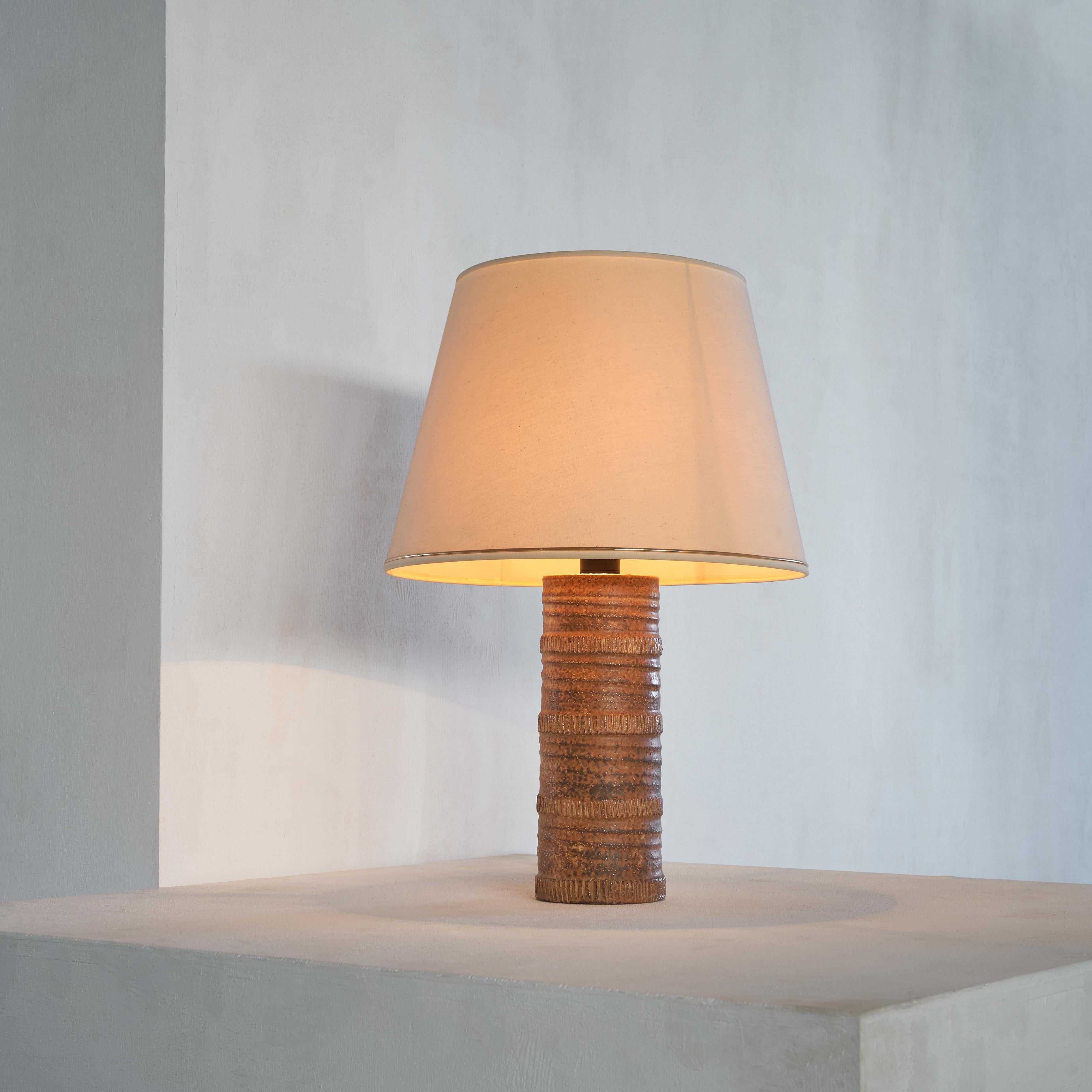 Mid-century pottery table lamp by Mobach, The Netherlands.

Beautiful large pottery table lamp made in the middle of the last century by the Mobach family.

A timeless design that feels very modern due to the rich detailing and tactility. In