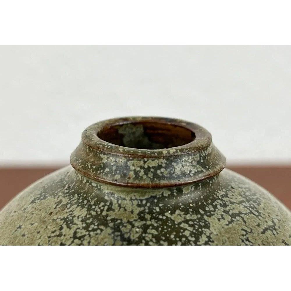 Vaso di Studio Pottery tedesco di metà secolo di Barbara Stehr, anni '60, in ottime condizioni. Progettato tra il 1960 e il 1969 Questo pezzo ha un marchio di attribuzione.

Informazioni aggiuntive:
Materiale: Ceramica
Colore: verde
Stili: Medioevo