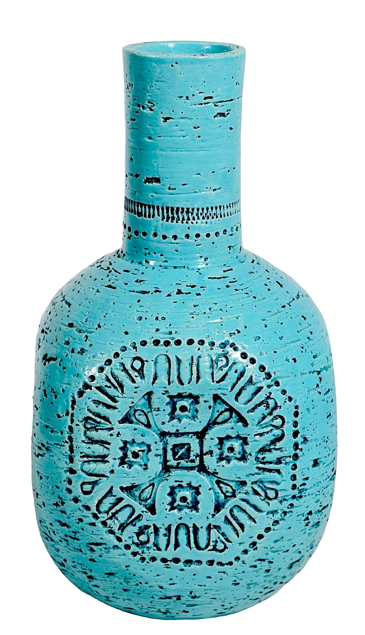 Exceptionnel vase en poterie de Raymor présentant une  Glaçure de couleur bleu méditerranéen avec des décorations incisées sur chaque surface. Milieu du siècle, fabriqué en Italie, entièrement et correctement marqué au verso comme indiqué. 
 Cet