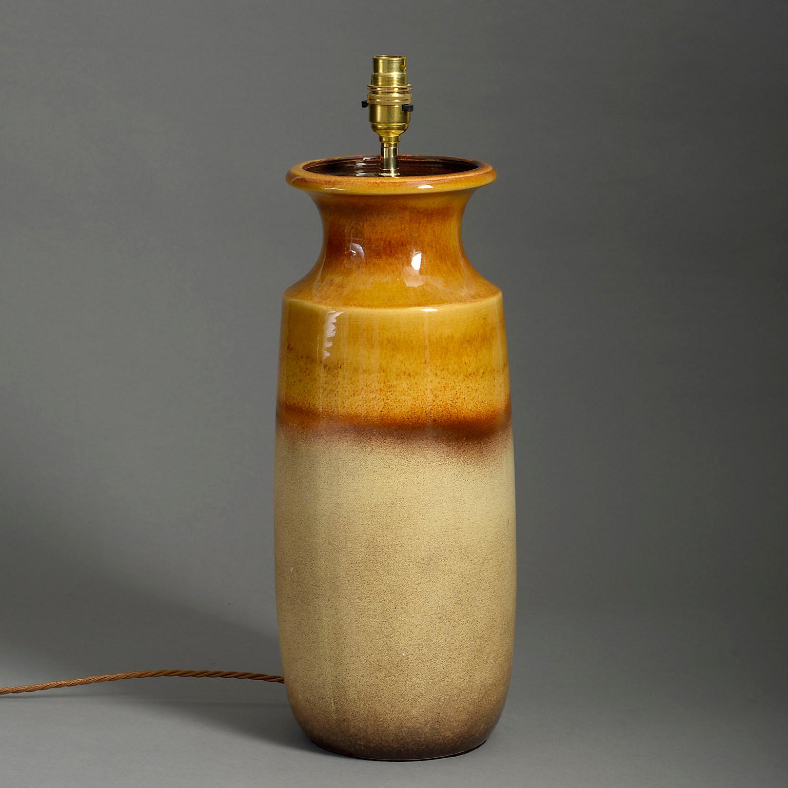 Vase en poterie du milieu du XXe siècle, décoré de glaçures orange, rouge profond et crème à texture chaude. Comme lampe de table.

Les dimensions se rapportent au vase en céramique uniquement.

Câblé selon les normes britanniques. Cette lampe peut