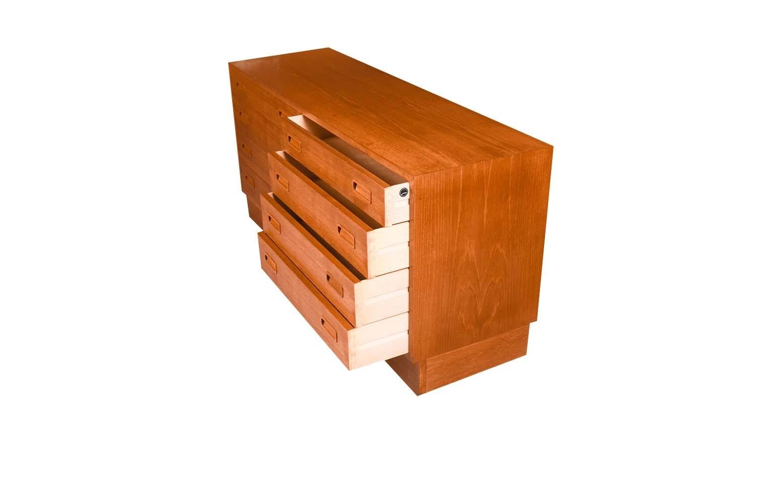 Beautiful 1960s dresser designed by Poul Hundevad for HU. in Denmark Danish Control. This vintage, Danish Modern teak dresser features clean lines and solid teak sculpted finger pulls. A classic mid century modern dresser featuring eight spacious