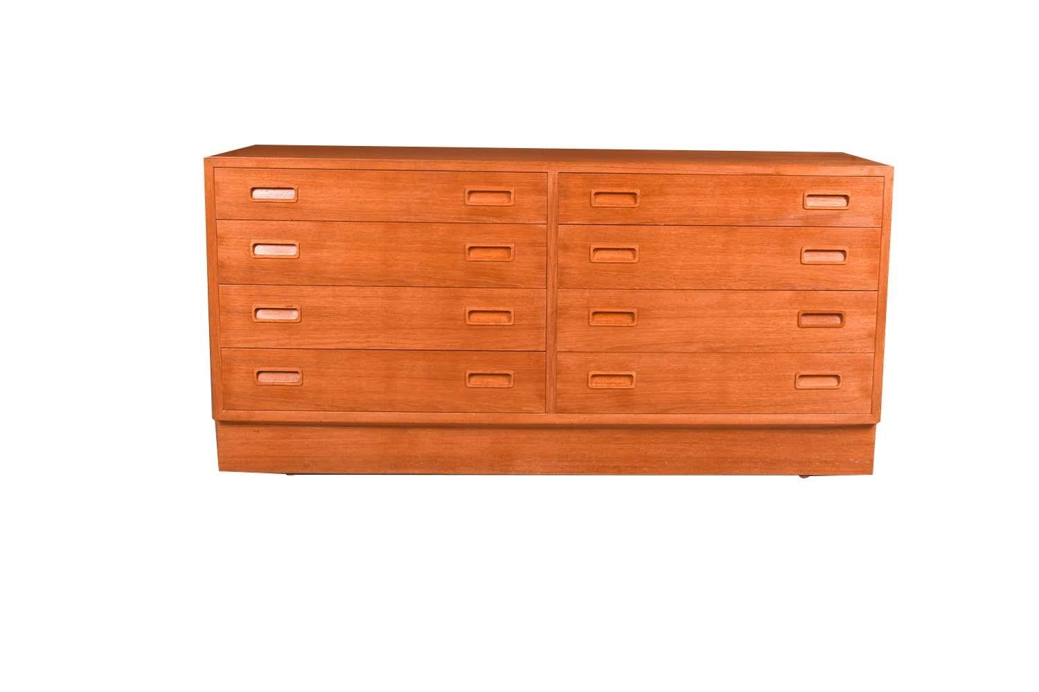 Midcentury Poul Hundevad Hu Danish Modern Teak Dresser, 1960s In Good Condition In Baltimore, MD