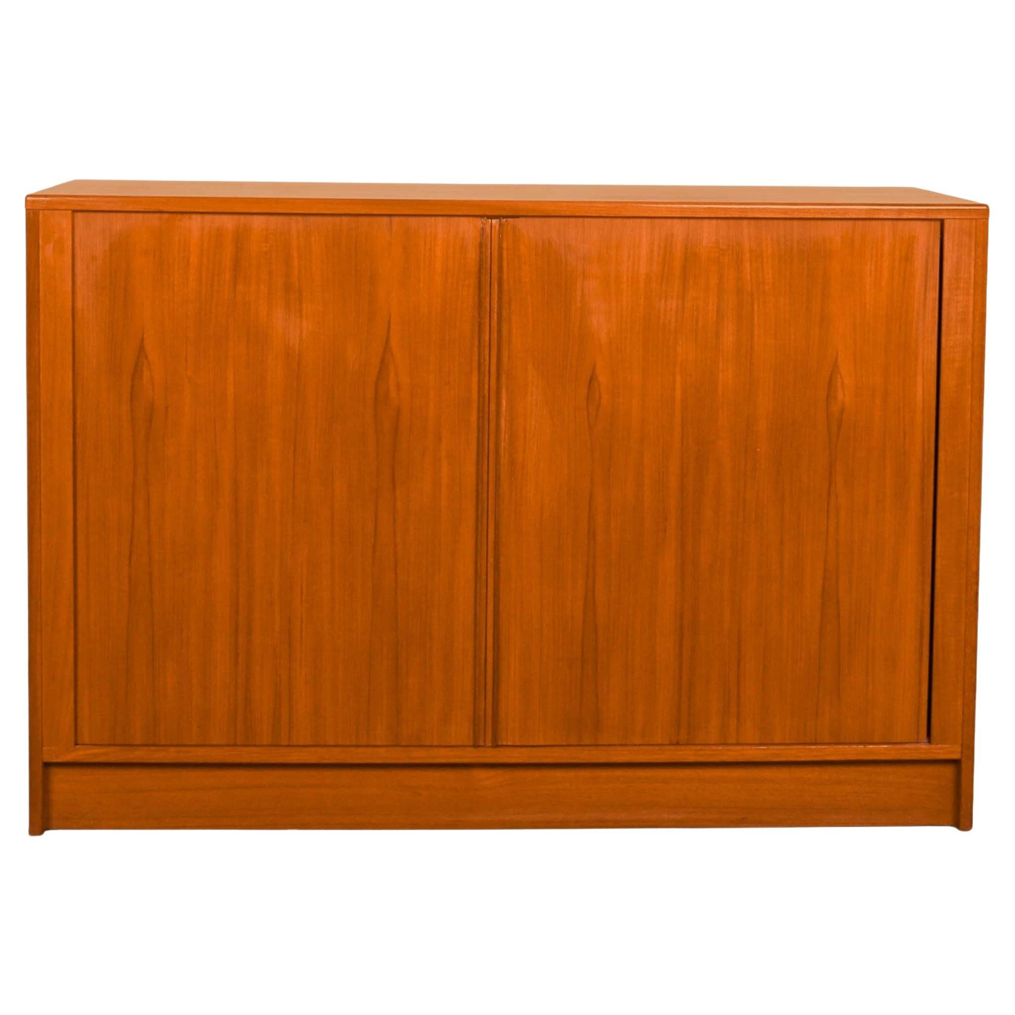 Commode danoise en teck à porte à tambour du milieu du siècle Poul Hundevad en vente