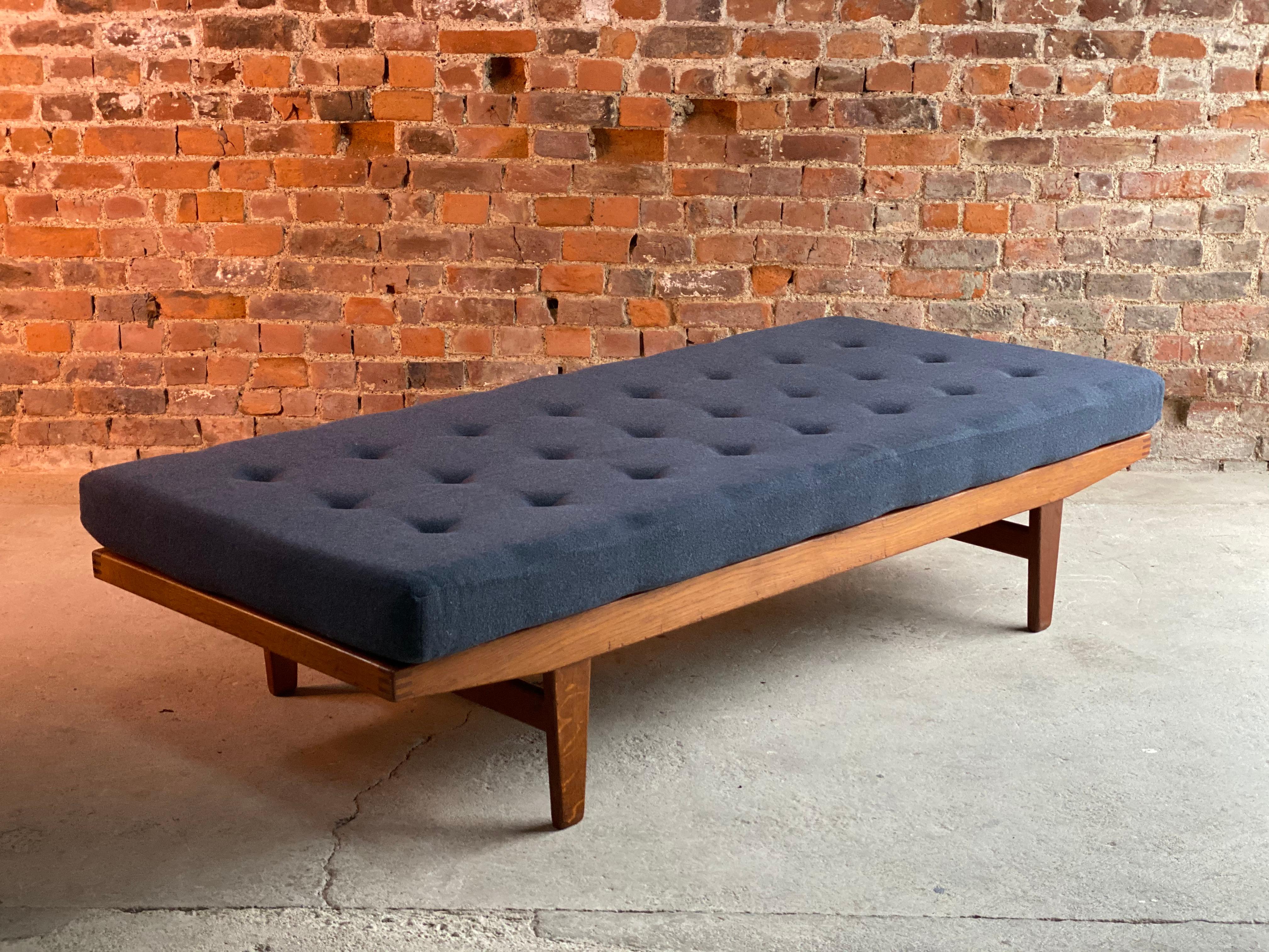 Midcentury Poul M. Volther Model H9 daybed FDB Mobler Danish, circa 1960s

Fabulous Poul M. Volther Model H9 daybed for FDB Mobler circa 1960, the button back blue wool covered mattress over beech frame, with slats, makers mark to