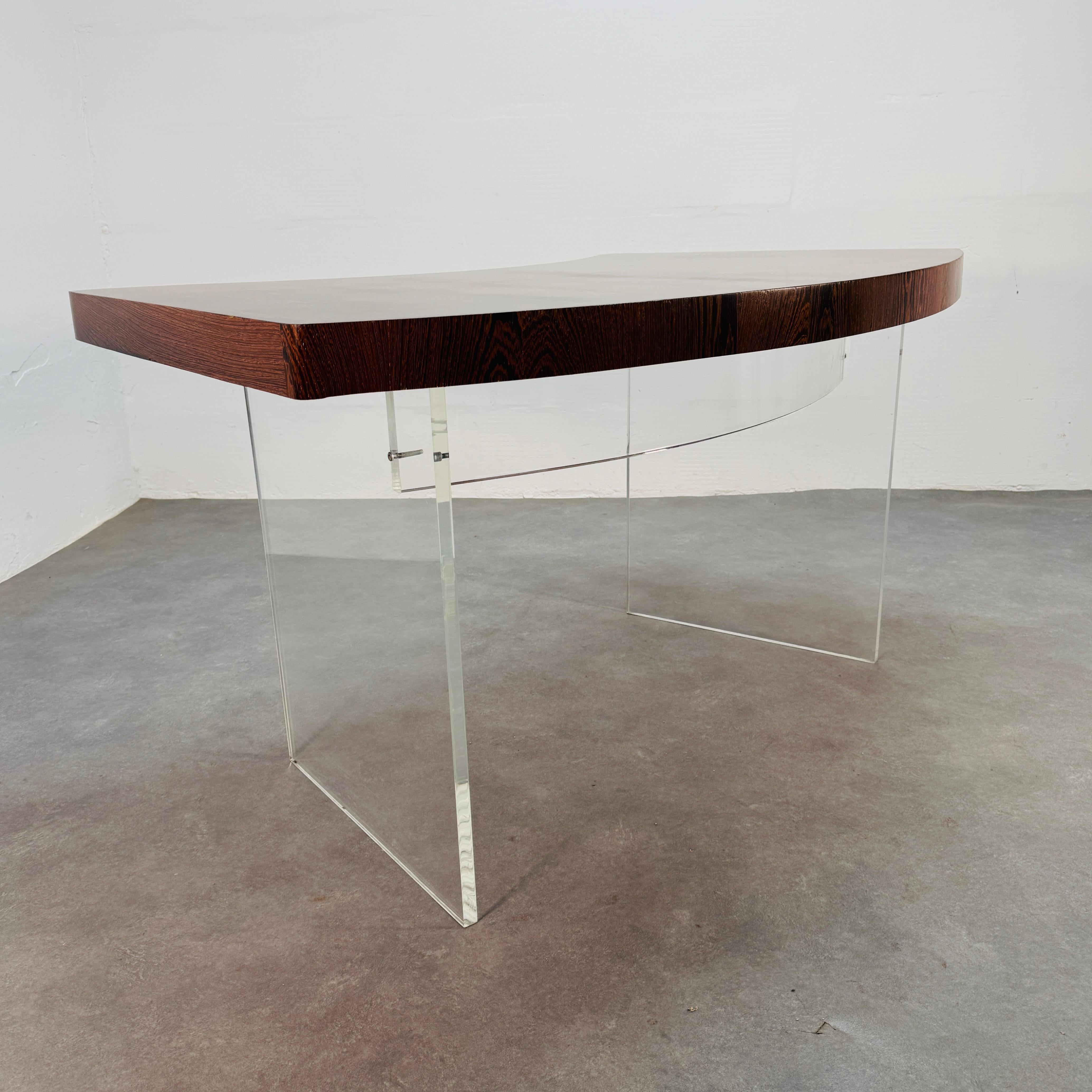 Fine XX secolo Scrivania in lucite e wengé di Poul Nørreklit di metà secolo, Danimarca, anni '70. in vendita