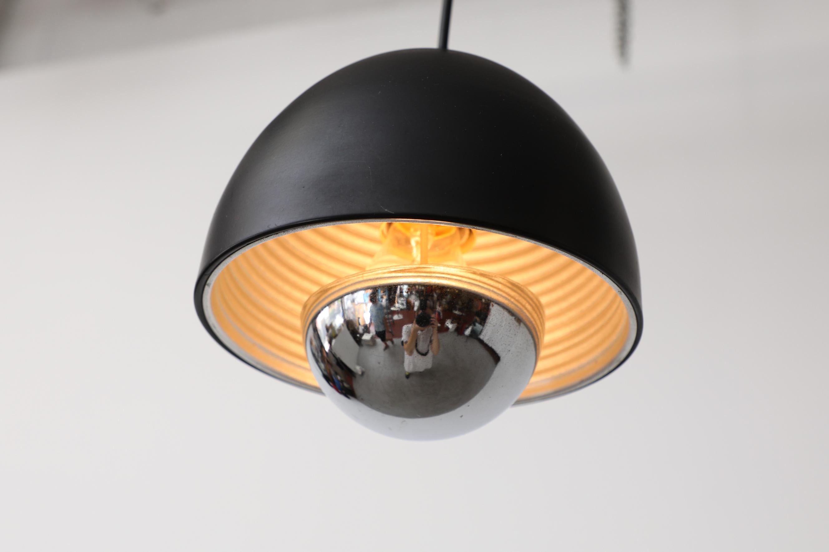 Smaltato Lampada a sospensione a cupola nera in stile Louis Poulsen di metà secolo con diffusore cromato in vendita