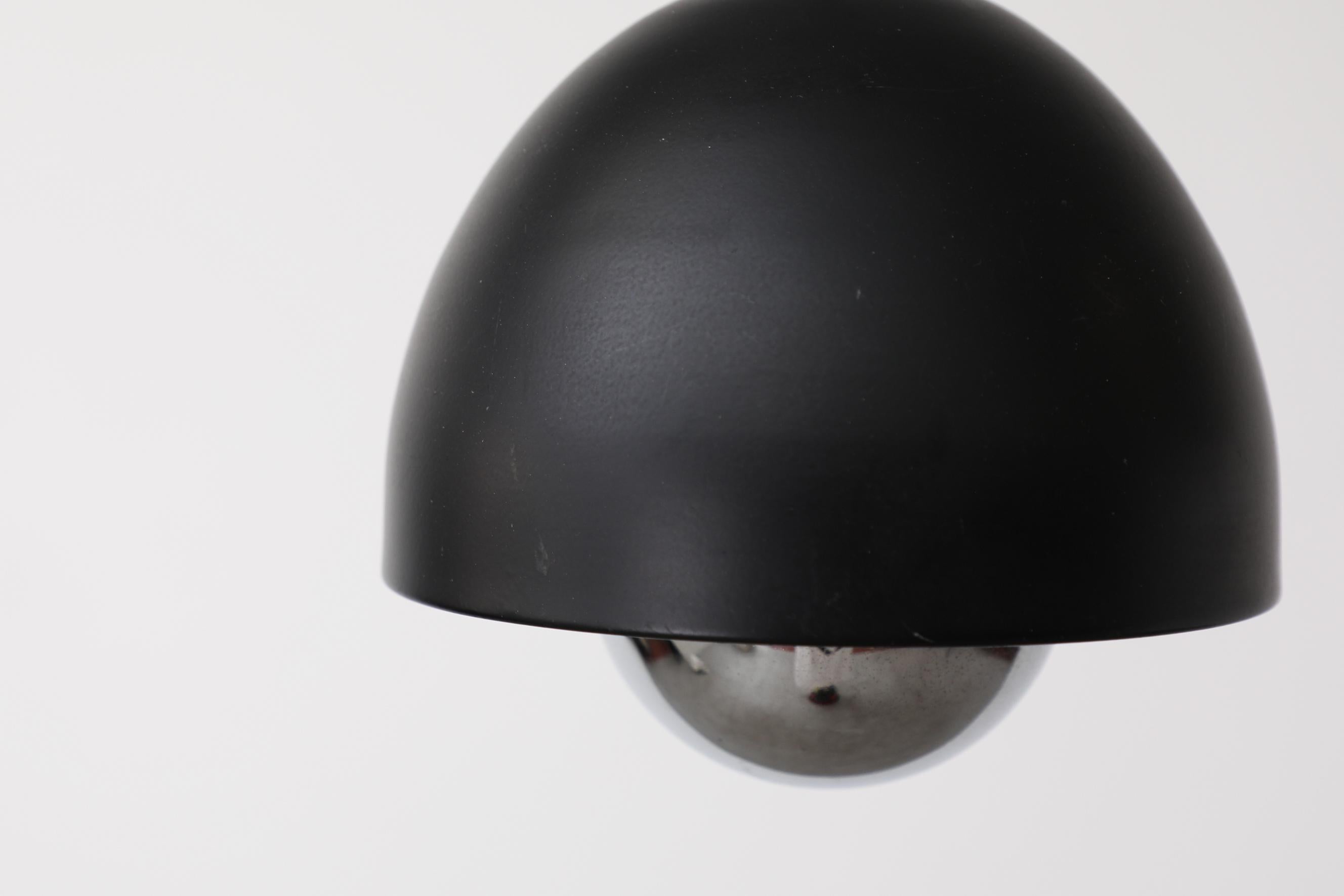Fine XX secolo Lampada a sospensione a cupola nera in stile Louis Poulsen di metà secolo con diffusore cromato in vendita
