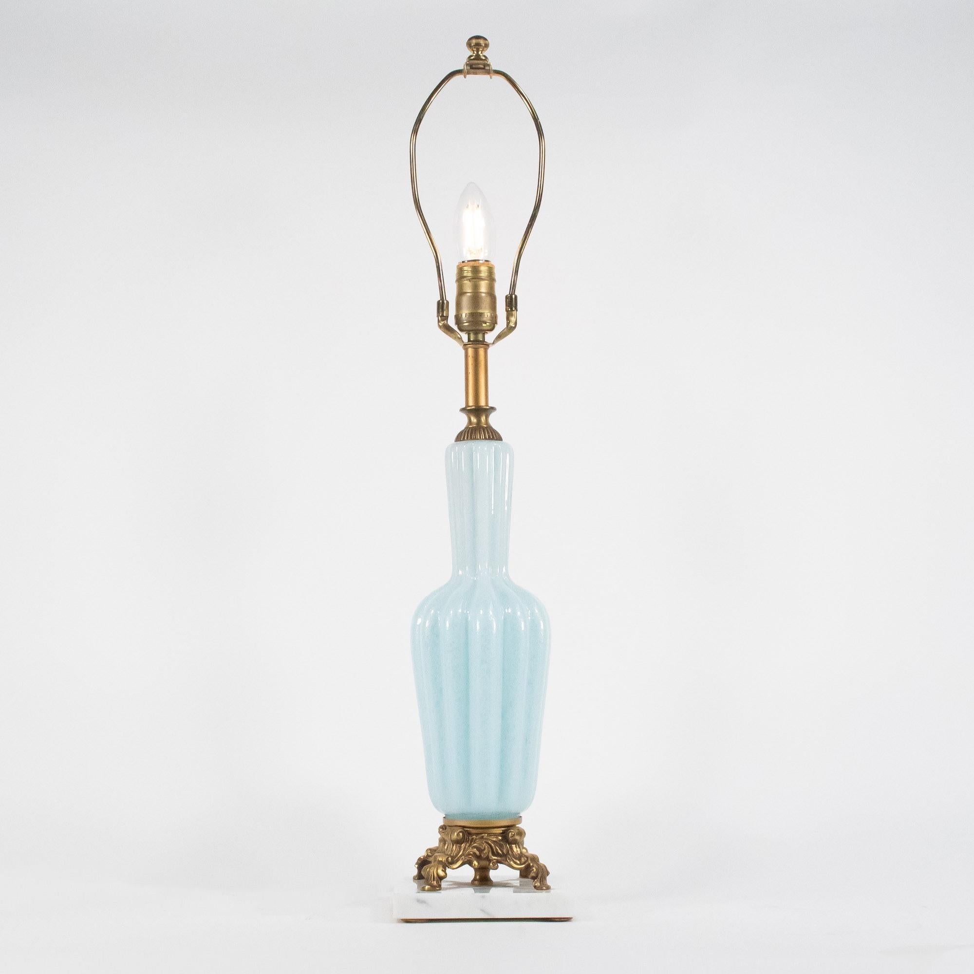 Esta lámpara de sobremesa de cristal de Murano azul utiliza elementos de diseño neoclásico y una textura única en esta pieza de iluminación hecha a mano. Los invernaderos de la isla de Murano son famosos por sus vidrieras muy ornamentadas de vidrio