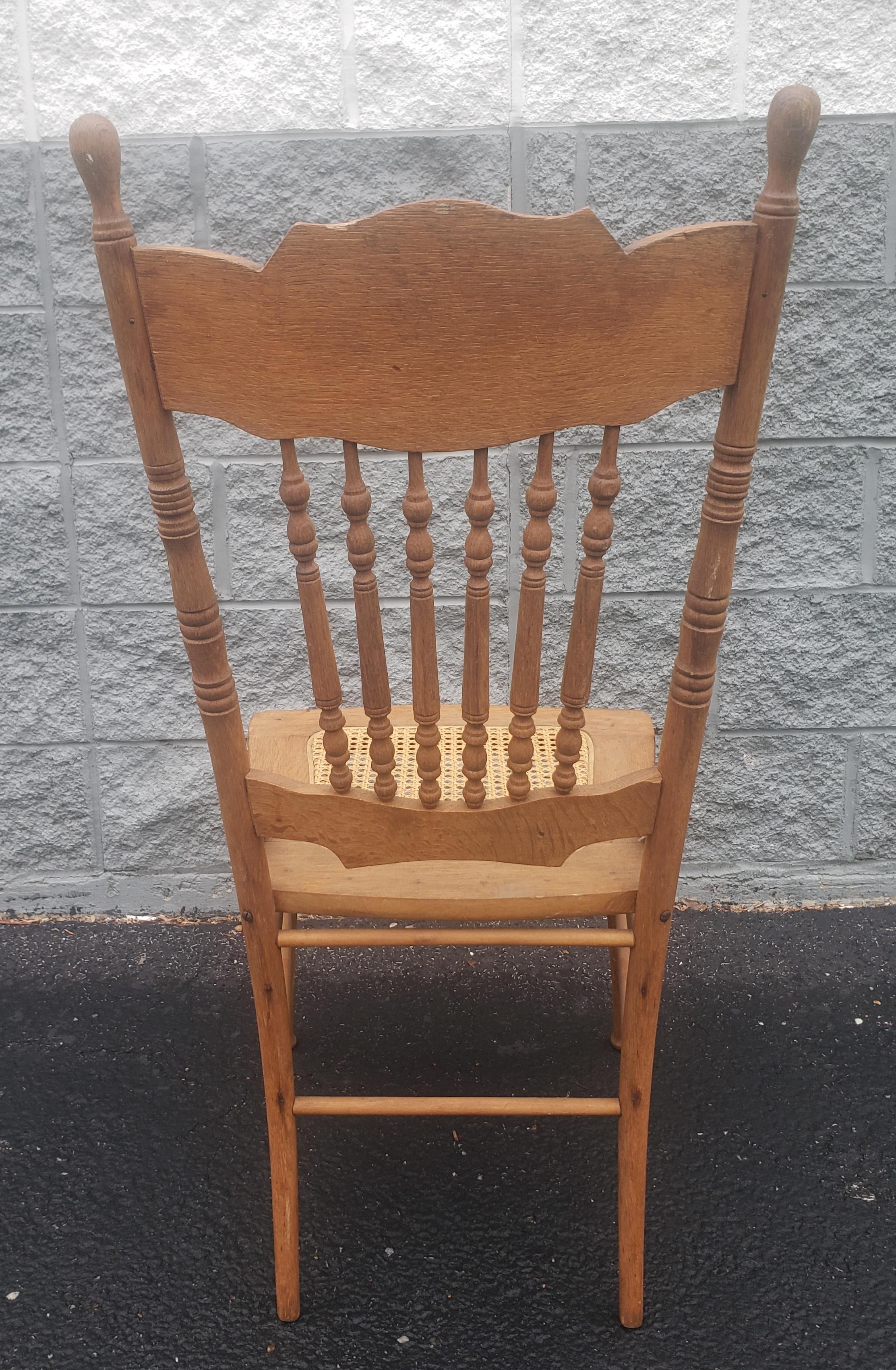 Midcentury Pressback Spindle Oak and Cane Country Dining Chair (amerikanisch) im Angebot