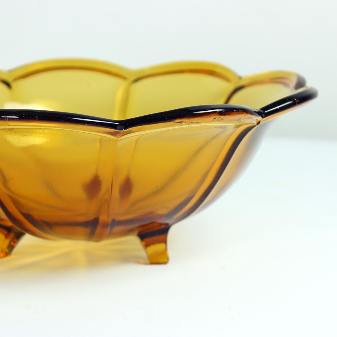Magnifique bol en verre produit par Borske SkLO Union dans les années 1960 dans un verre ambré inhabituel. Le bol est indiqué dans un catalogue officiel comme étant le modèle 19484. Il est en excellent état. Il y a quelques bulles dans le verre,