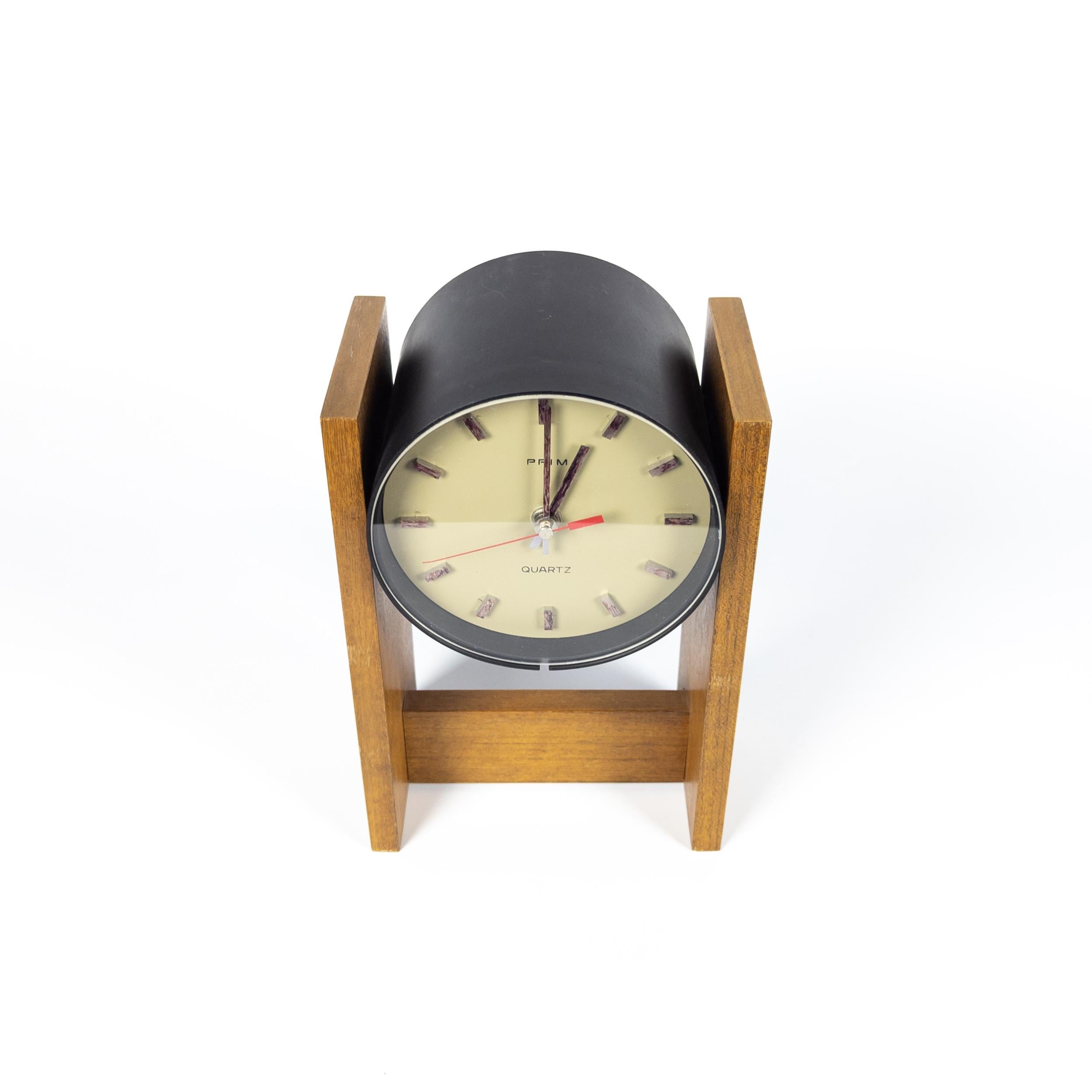 Mid Century Prim Wood and Bakelite Table Clock In Good Condition In PRAHA 5, CZ