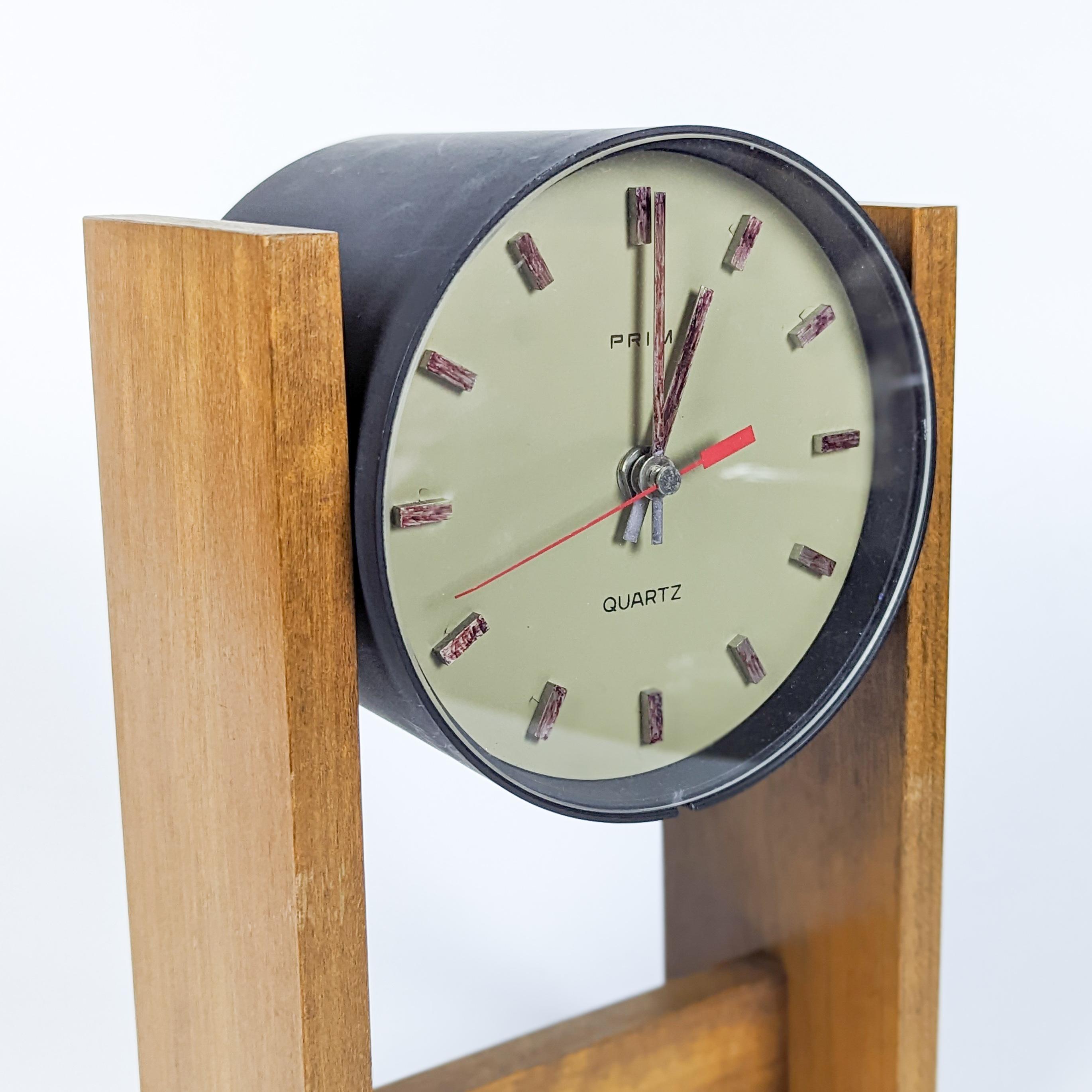 Mid Century Prim Wood and Bakelite Table Clock 1