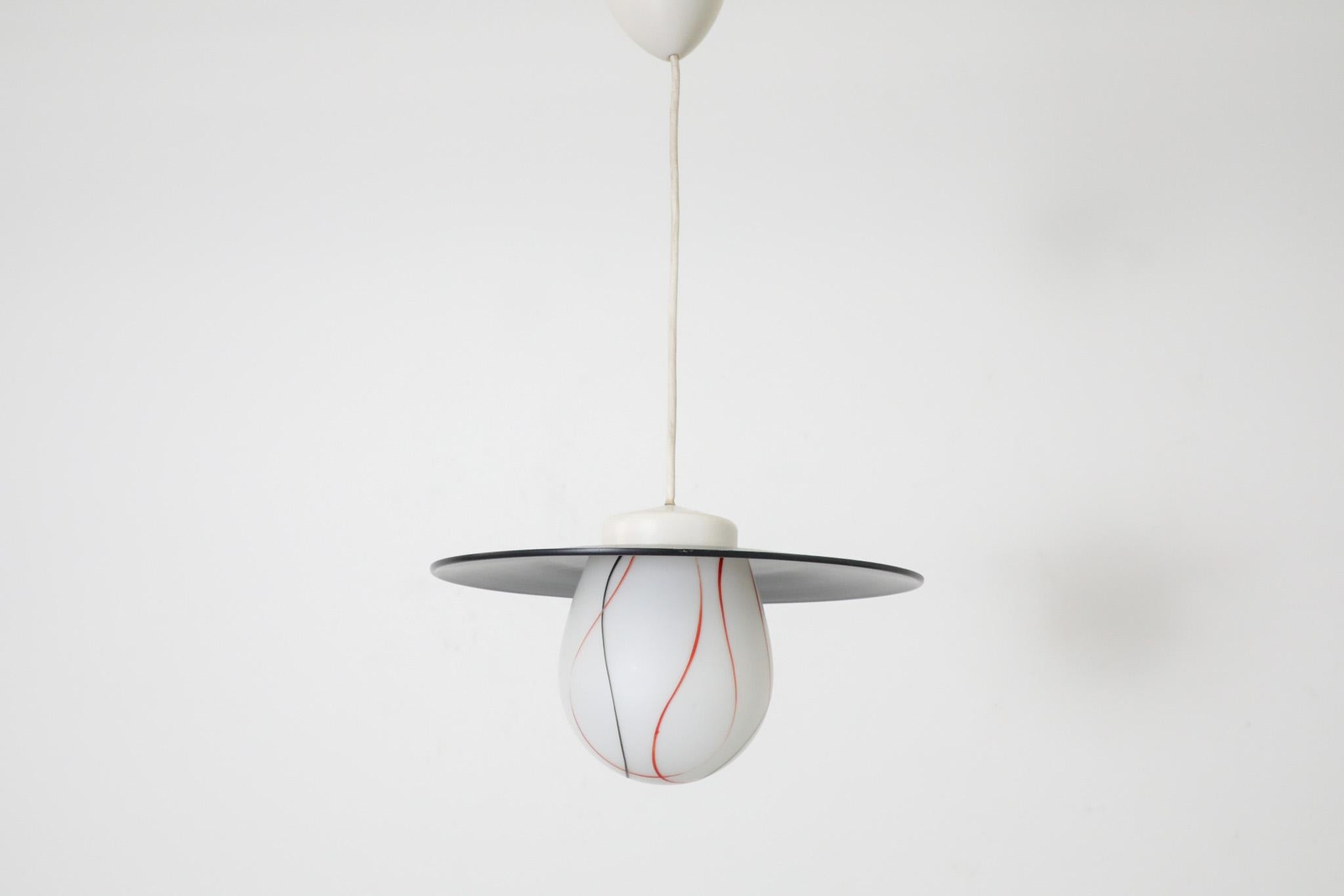 Ciondolo da soffitto in vetro lattimo stampato di metà secolo con paralume nero di Philips in vendita 2