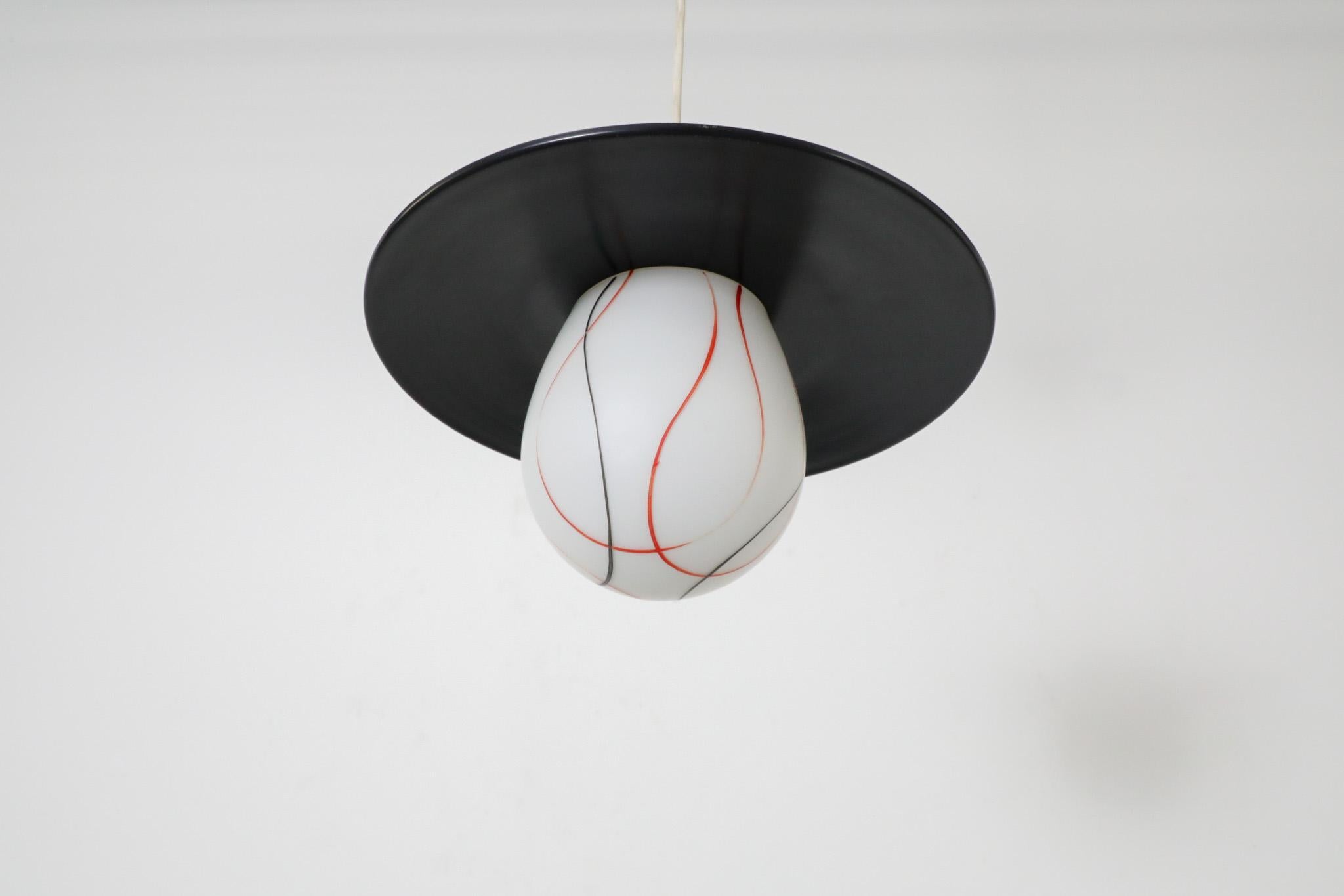 Ciondolo da soffitto in vetro lattimo stampato di metà secolo con paralume nero di Philips in vendita 3