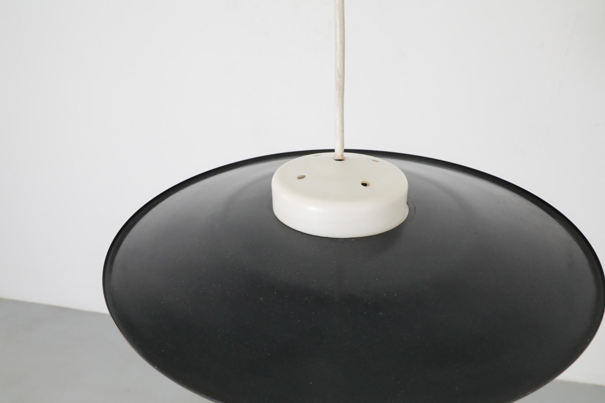 Ciondolo da soffitto in vetro lattimo stampato di metà secolo con paralume nero di Philips in vendita 4