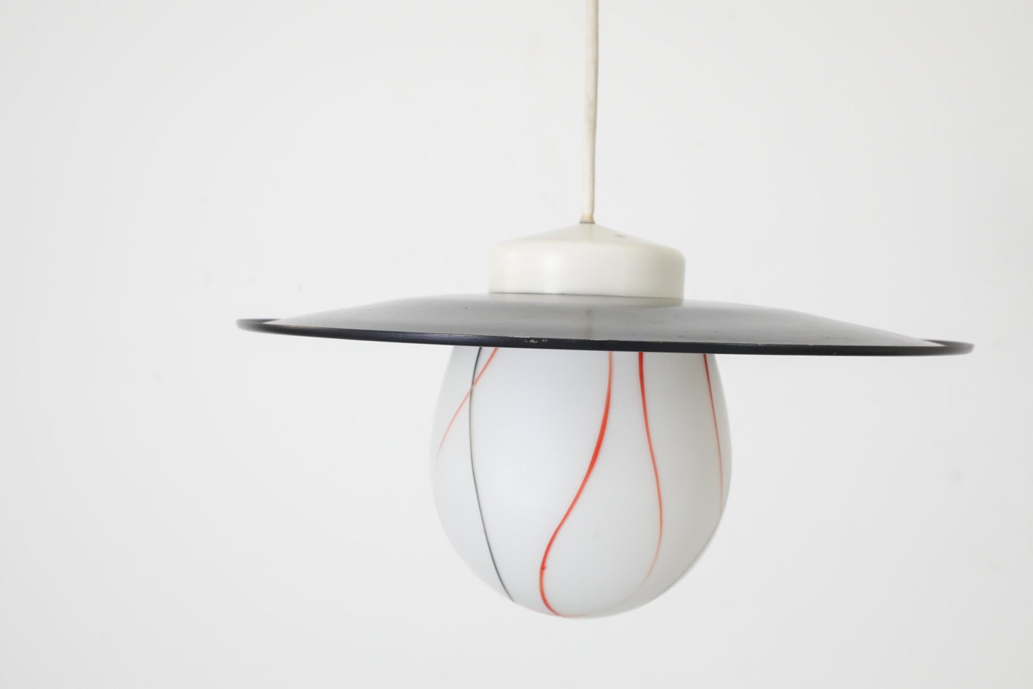 Ciondolo da soffitto in vetro lattimo stampato di metà secolo con paralume nero di Philips in vendita 5