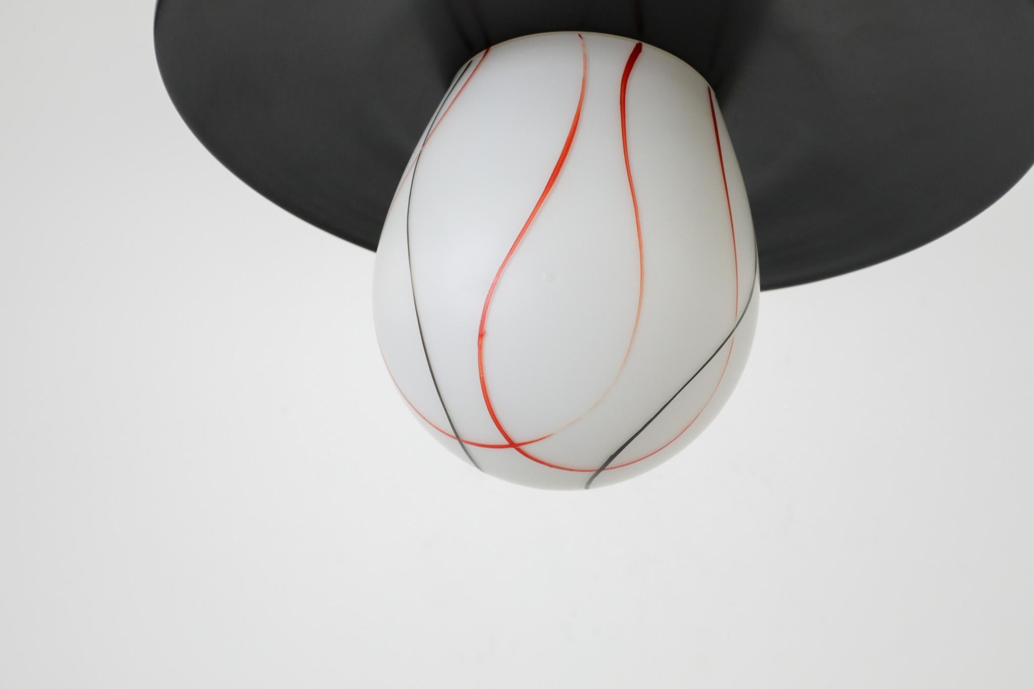 Ciondolo da soffitto in vetro lattimo stampato di metà secolo con paralume nero di Philips in vendita 6