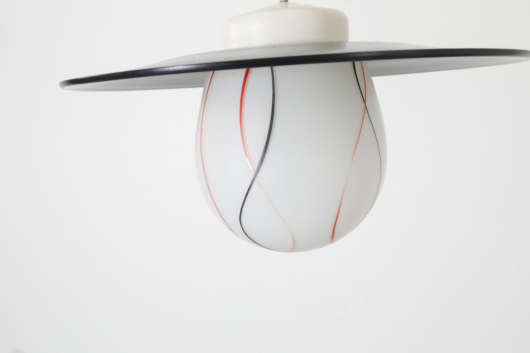Ciondolo da soffitto in vetro lattimo stampato di metà secolo con paralume nero di Philips in vendita 9