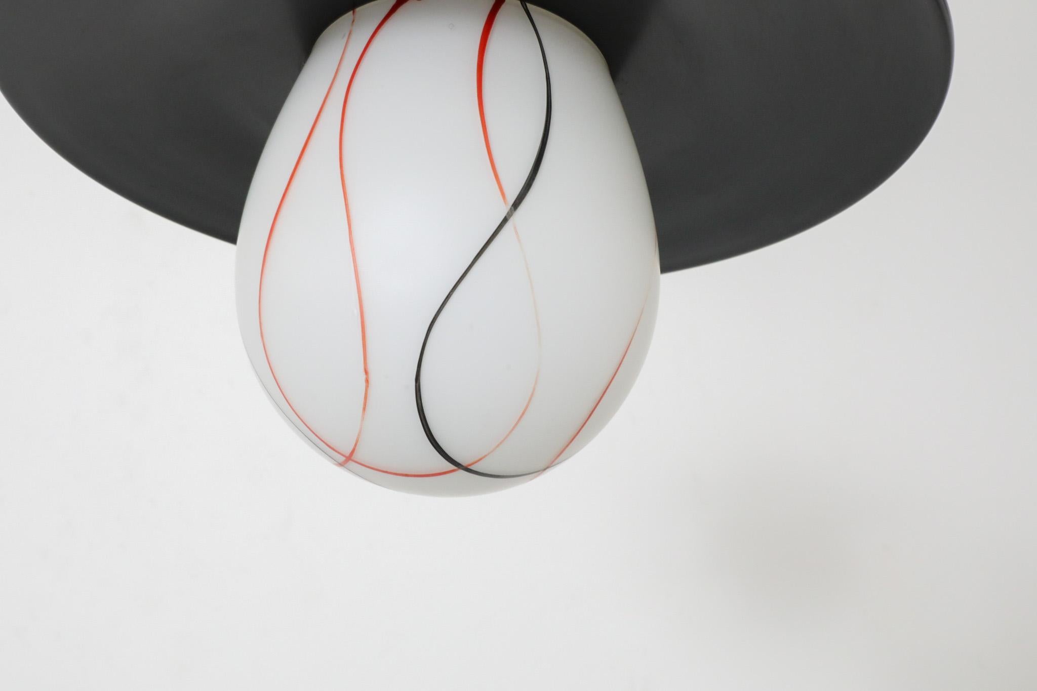 Ciondolo da soffitto in vetro lattimo stampato di metà secolo con paralume nero di Philips in vendita 10