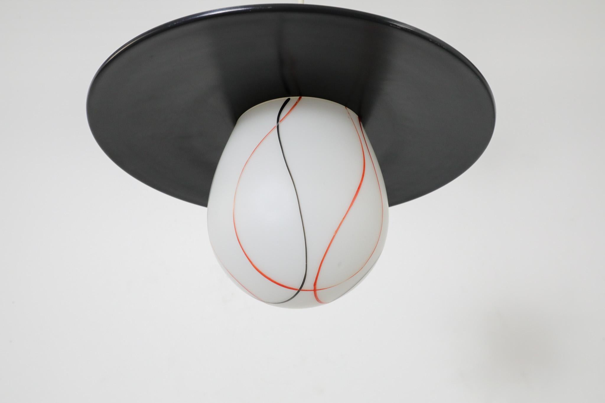 Ciondolo da soffitto in vetro lattimo stampato di metà secolo con paralume nero di Philips in vendita 11