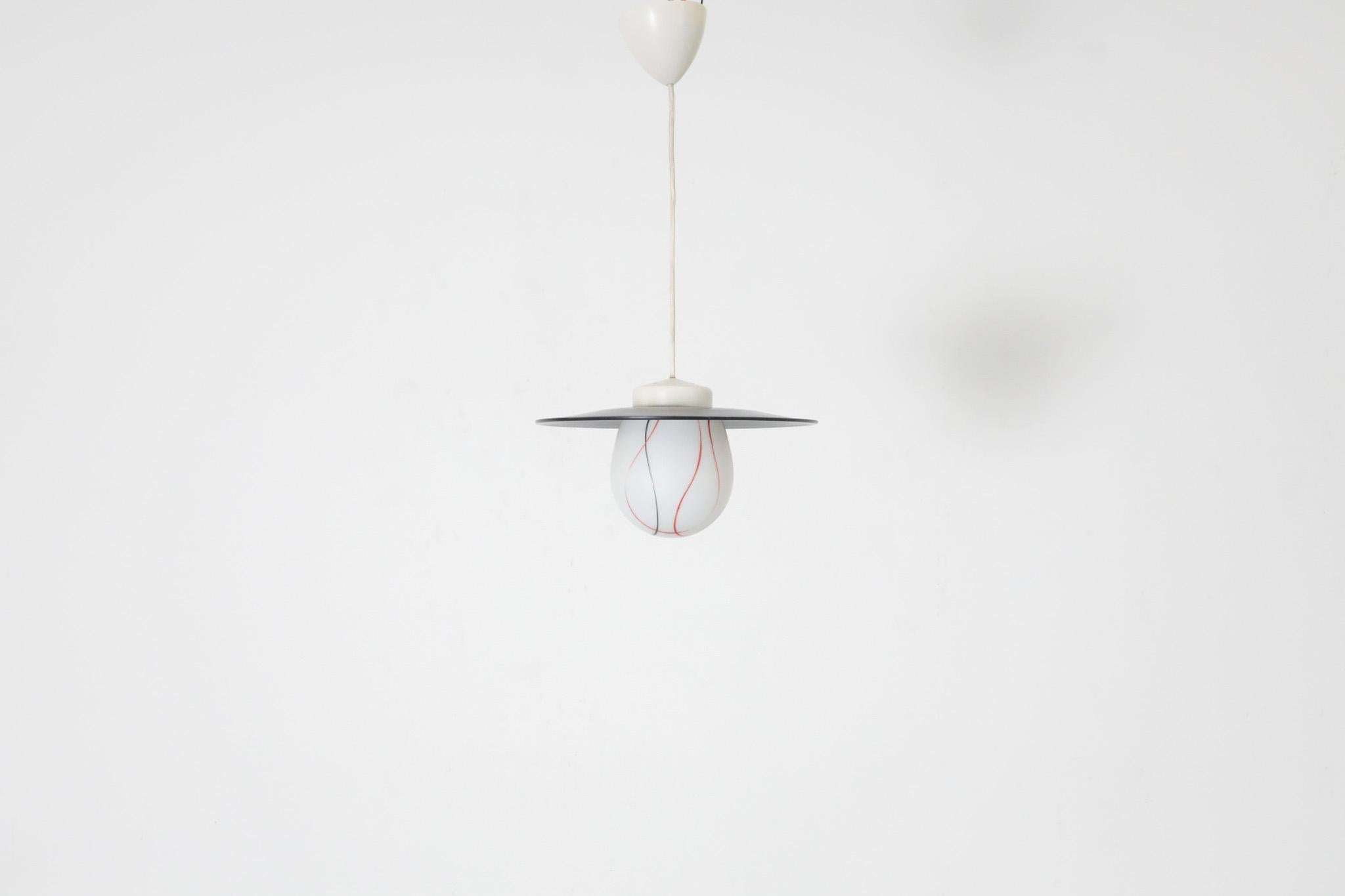 Mid-Century moderno Ciondolo da soffitto in vetro lattimo stampato di metà secolo con paralume nero di Philips in vendita