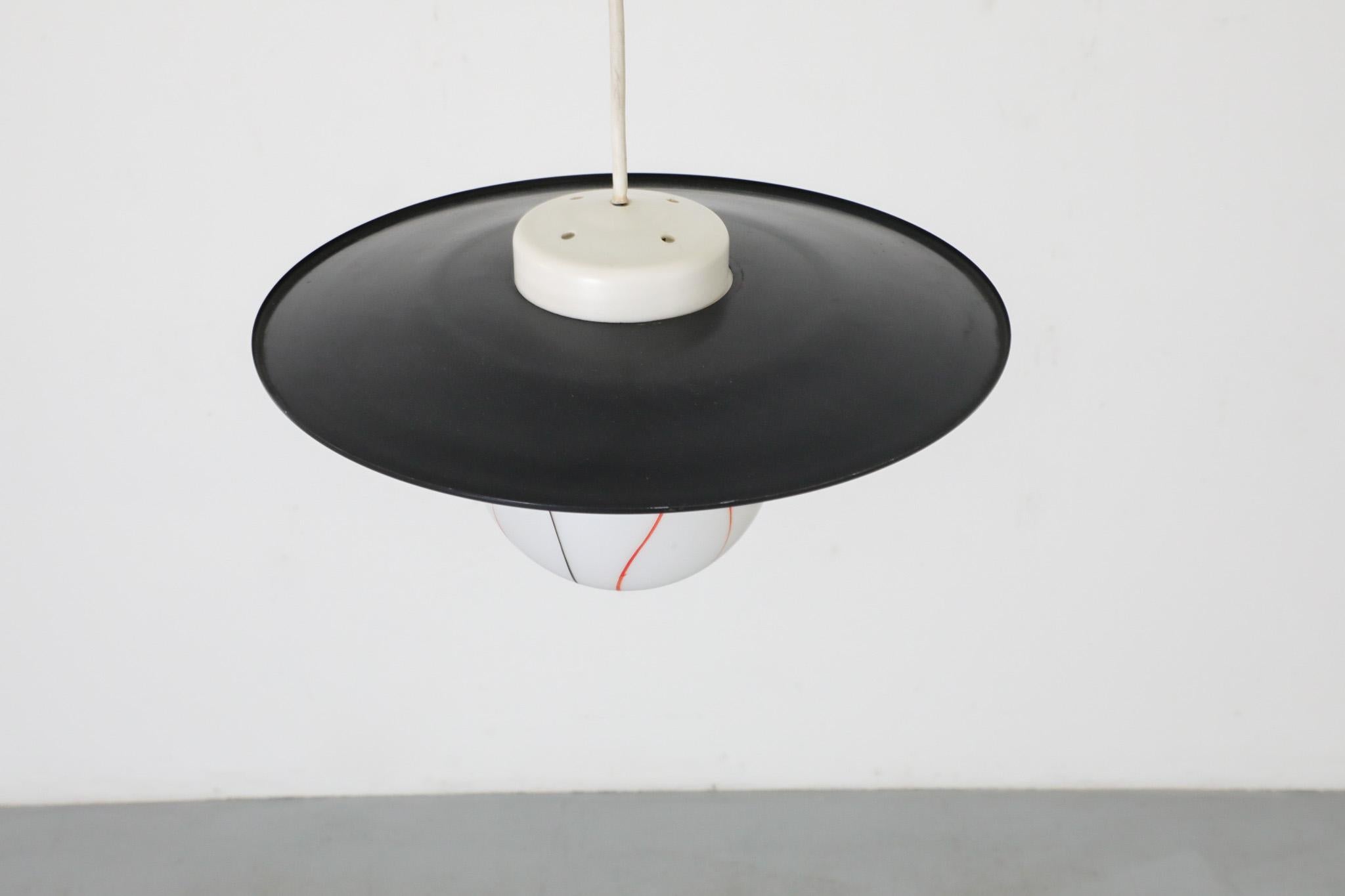 Ciondolo da soffitto in vetro lattimo stampato di metà secolo con paralume nero di Philips in vendita 1