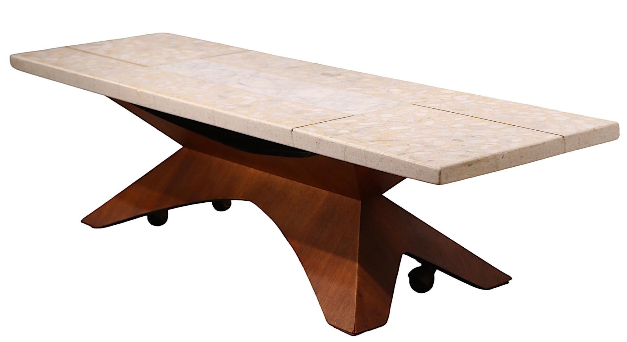 Table basse à plateau en travertin et base en Wood Probber du milieu du siècle dernier c 1950/60's en vente 5