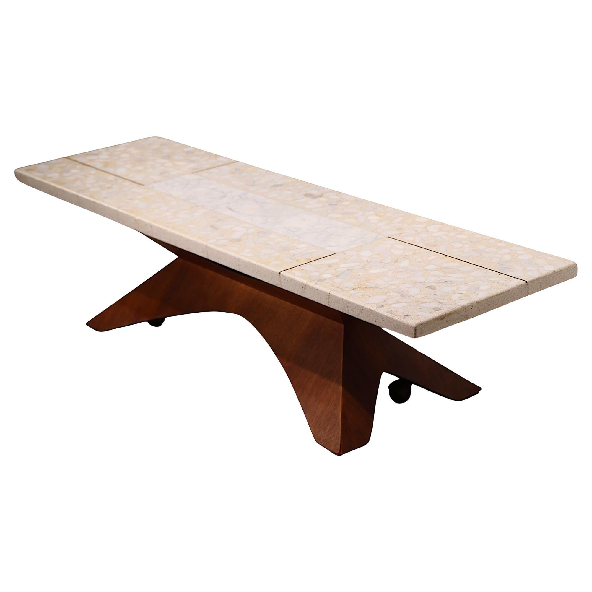 Table basse architecturale chic du milieu du siècle dernier avec un plateau rectangulaire en marbre de style travertin, monté sur une base architecturale en bois. Le tableau est en  bon état, original, présentant des défauts et imperfections