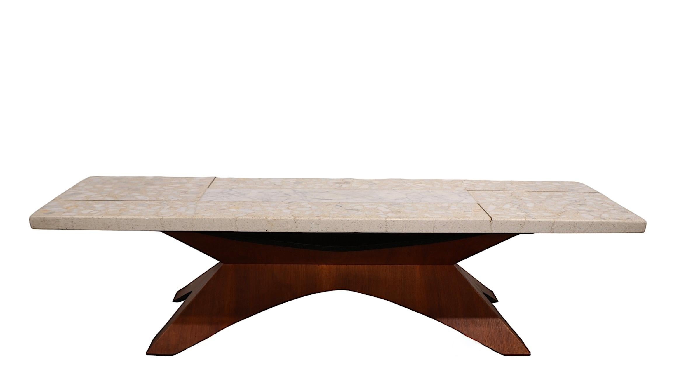 Américain Table basse à plateau en travertin et base en Wood Probber du milieu du siècle dernier c 1950/60's en vente