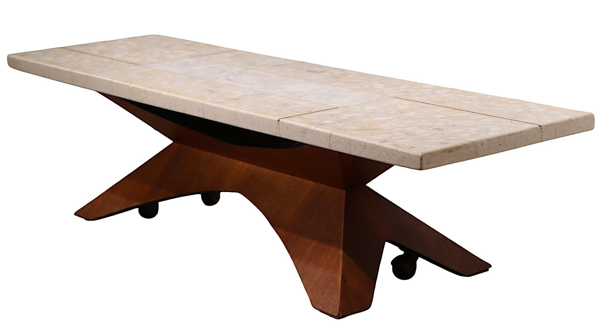 20ième siècle Table basse à plateau en travertin et base en Wood Probber du milieu du siècle dernier c 1950/60's en vente