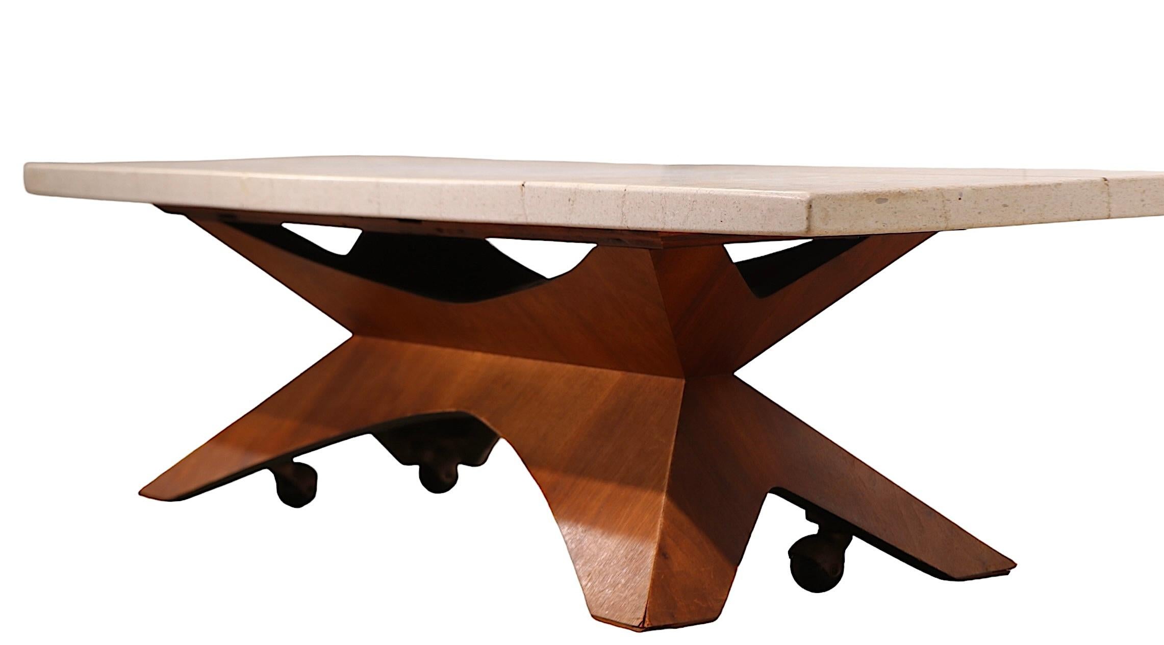 Marbre Table basse à plateau en travertin et base en Wood Probber du milieu du siècle dernier c 1950/60's en vente