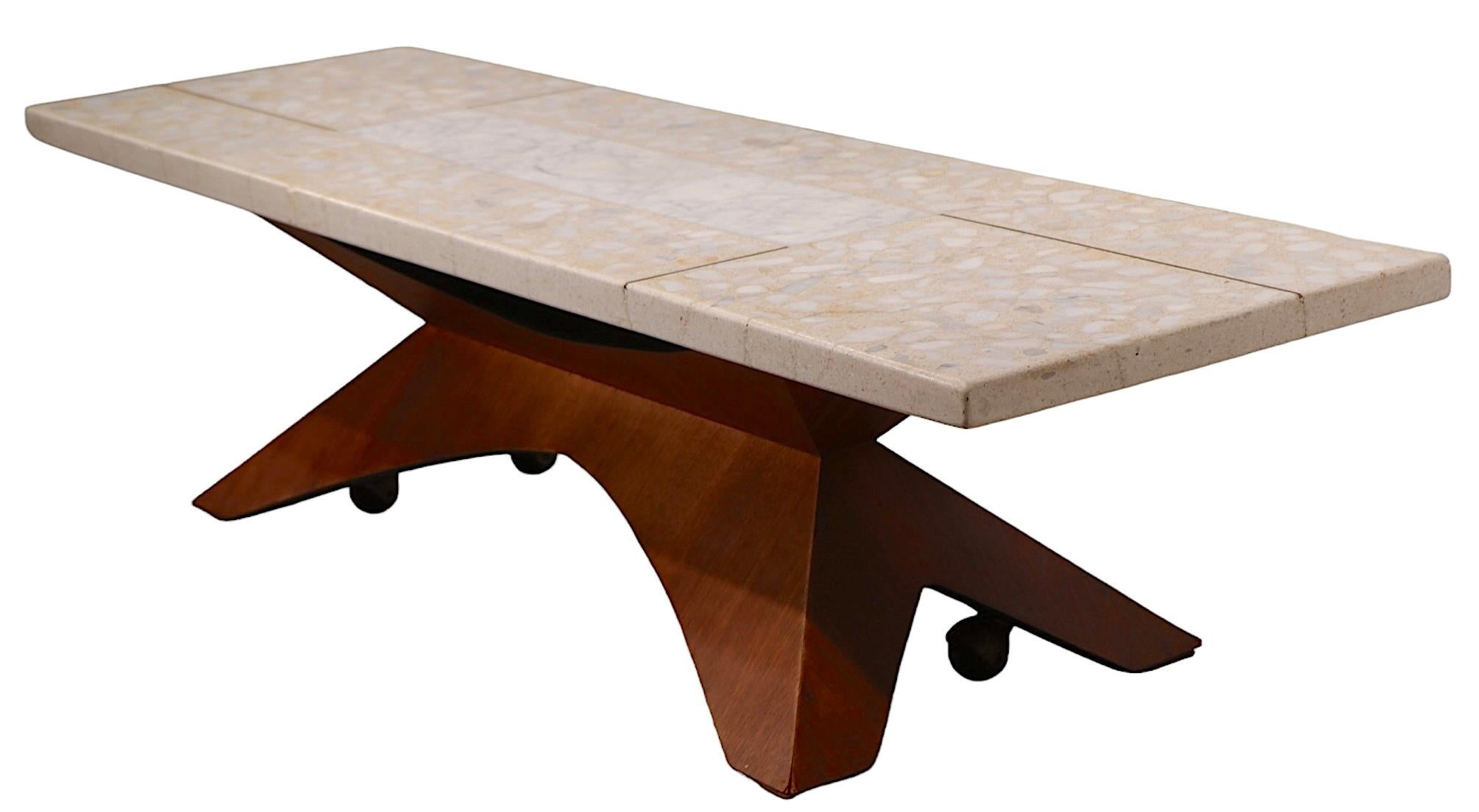 Table basse à plateau en travertin et base en Wood Probber du milieu du siècle dernier c 1950/60's en vente 2