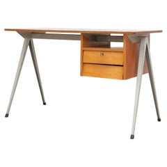 Bureau d'enseignant de style Prouvé du milieu du siècle dernier