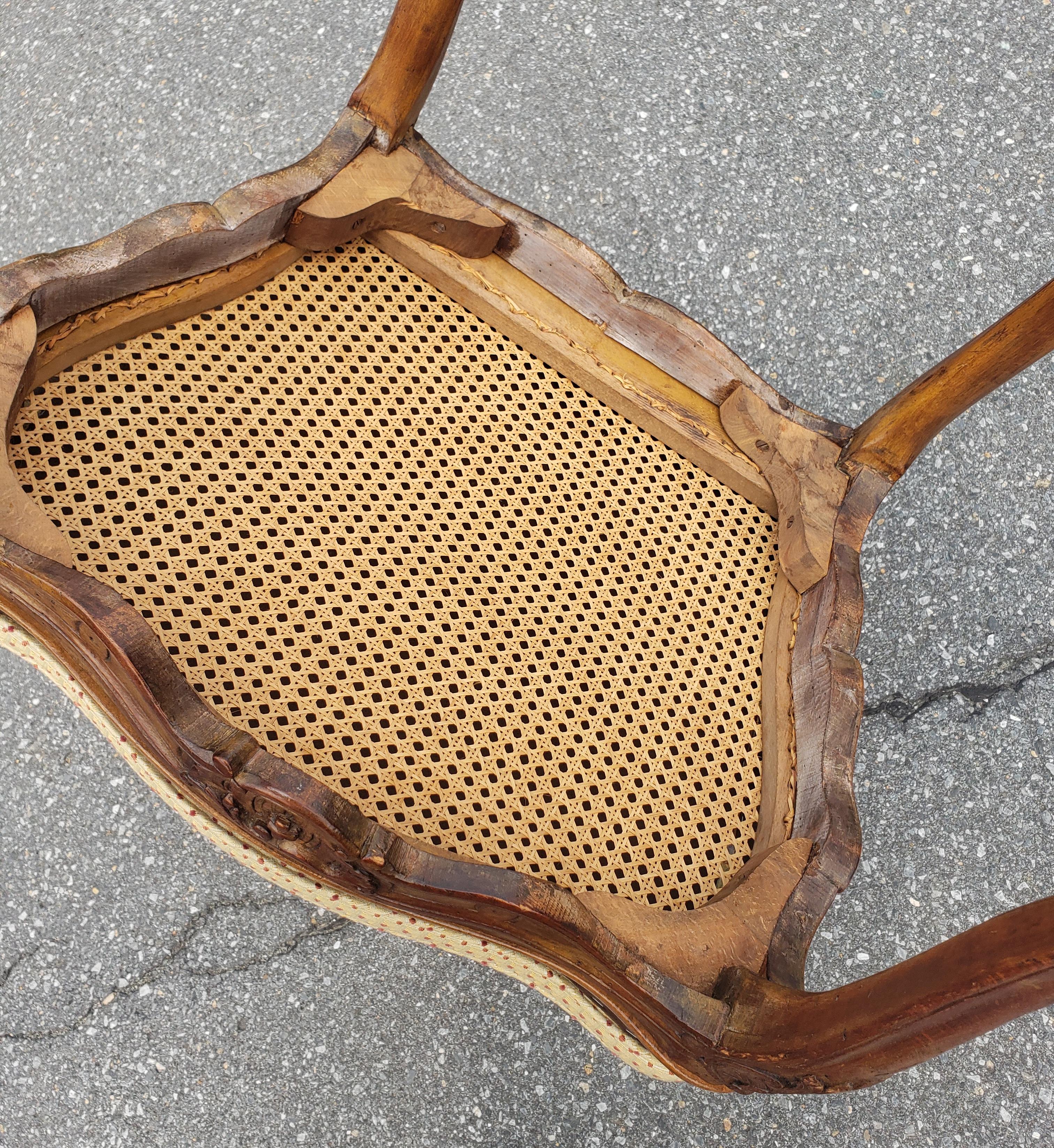 Mid-Century Provincial geschnitzt Obstholz Rohr und benutzerdefinierte gepolsterten Sessel im Angebot 6