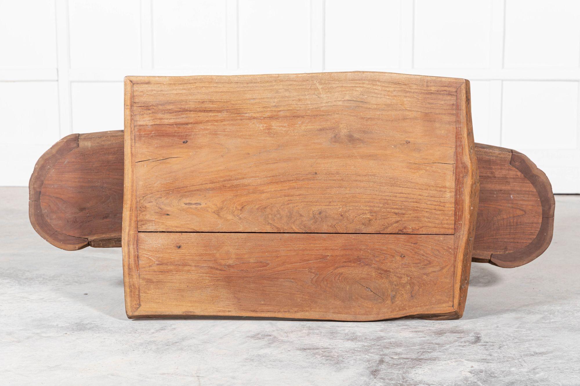 Table d'appoint provinciale française en bois fruitier du milieu du siècle dernier en vente 6