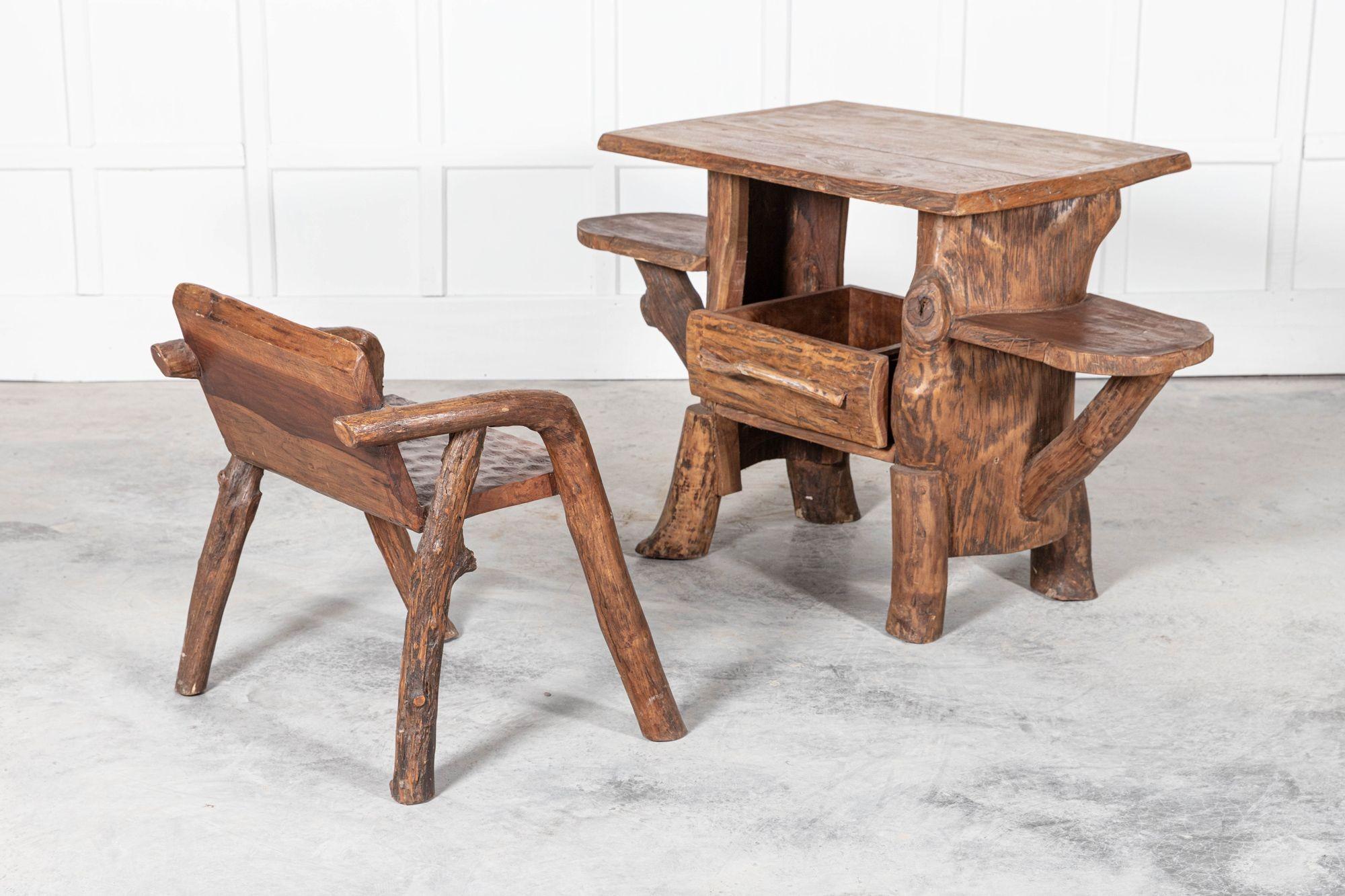 vers 1950
Table d'appoint en bois fruitier de style provincial français du milieu du siècle

Mesures : L146 x D63 x H82cm.