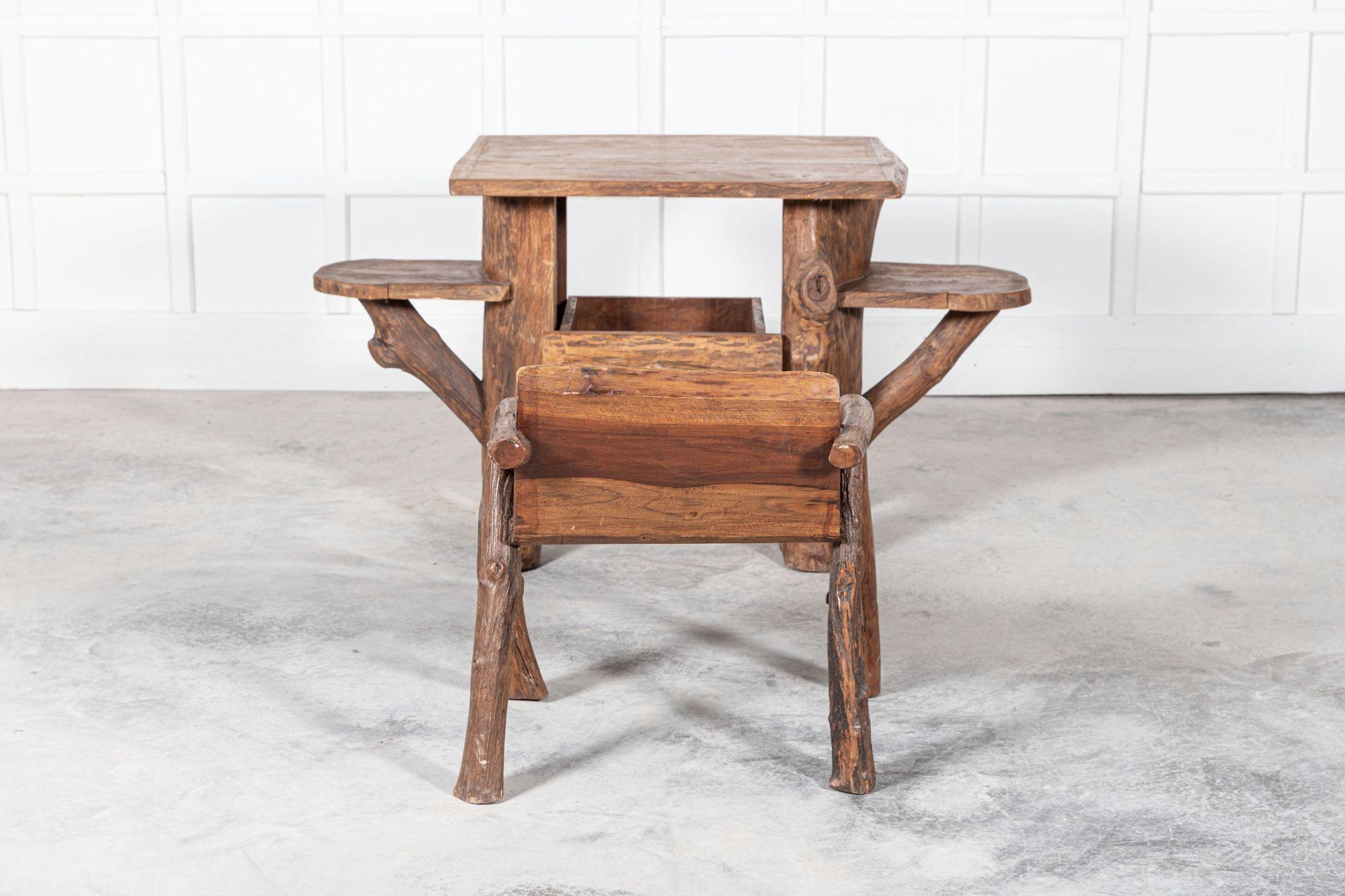 Table d'appoint provinciale française en bois fruitier du milieu du siècle dernier en vente 1