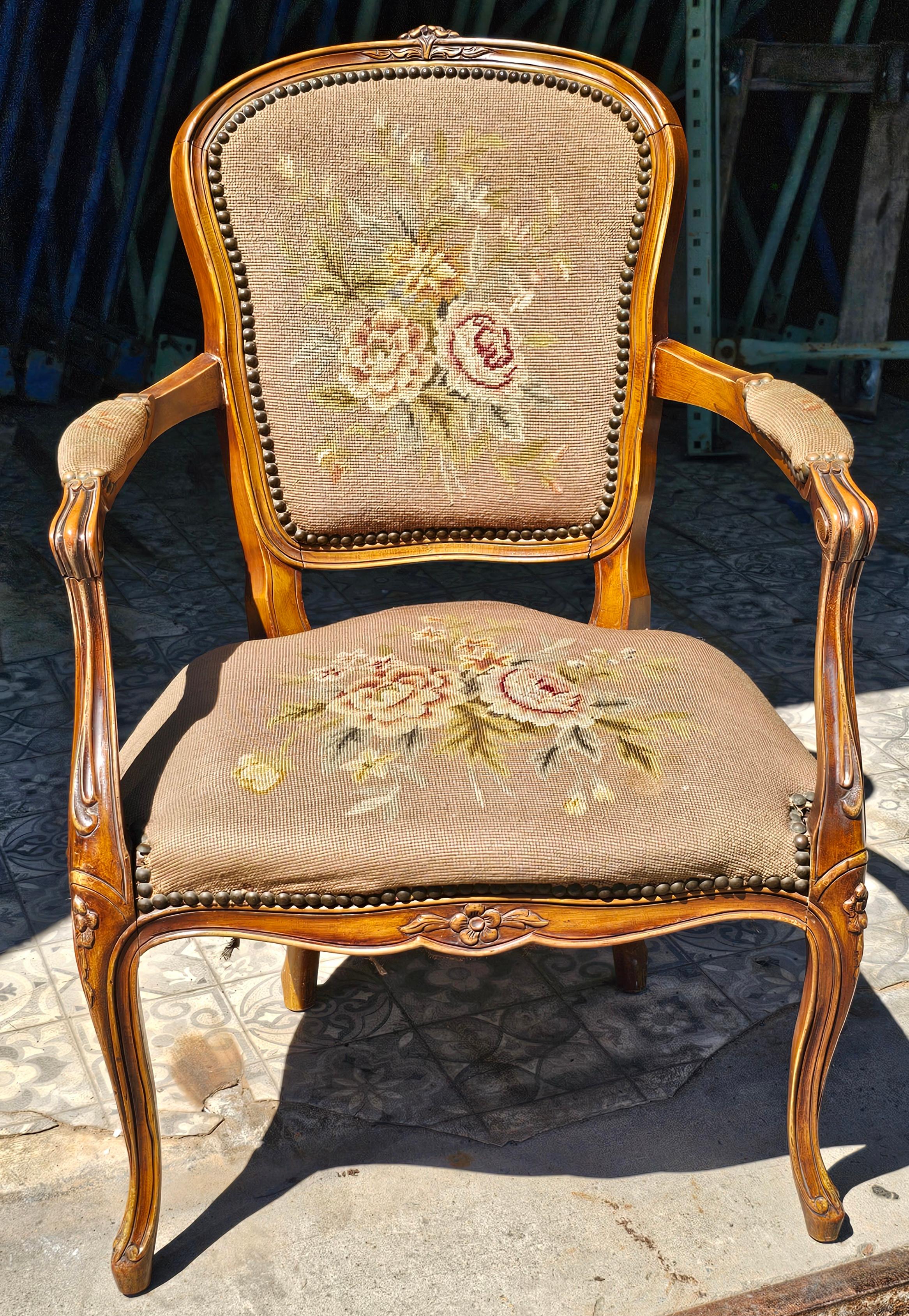 Un Sillón de Aguja Tapizado Floral de Estilo Provincial Luis XVI de mediados de siglo. La altura del brazo es de 24,5