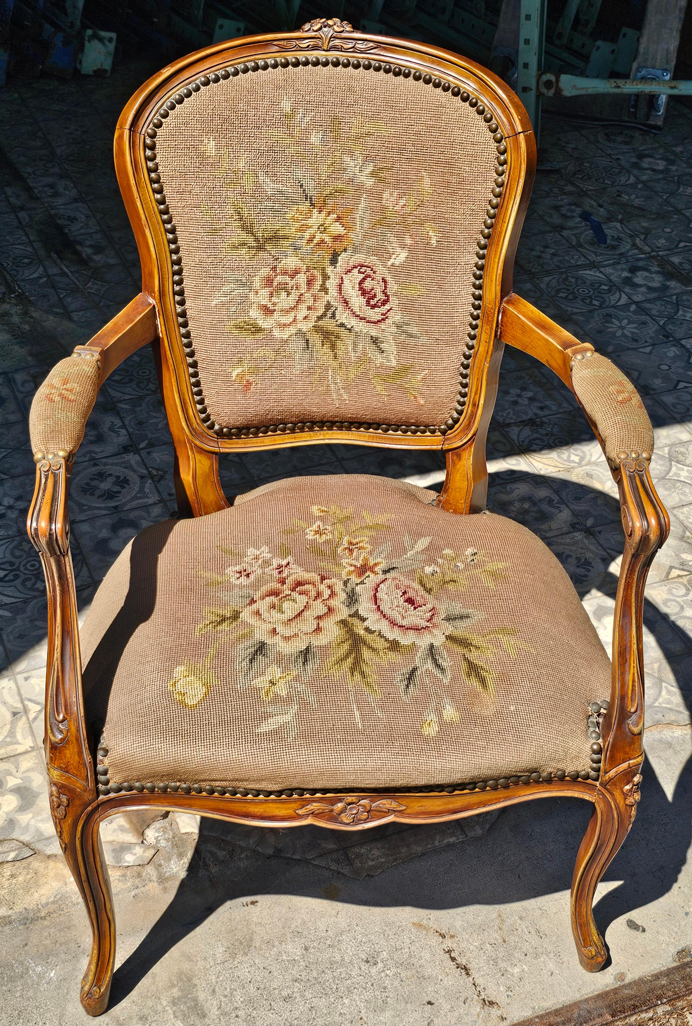 Sillón de Aguja Tapizado Estilo Provincial de Mediados de Siglo Provincial francés en venta