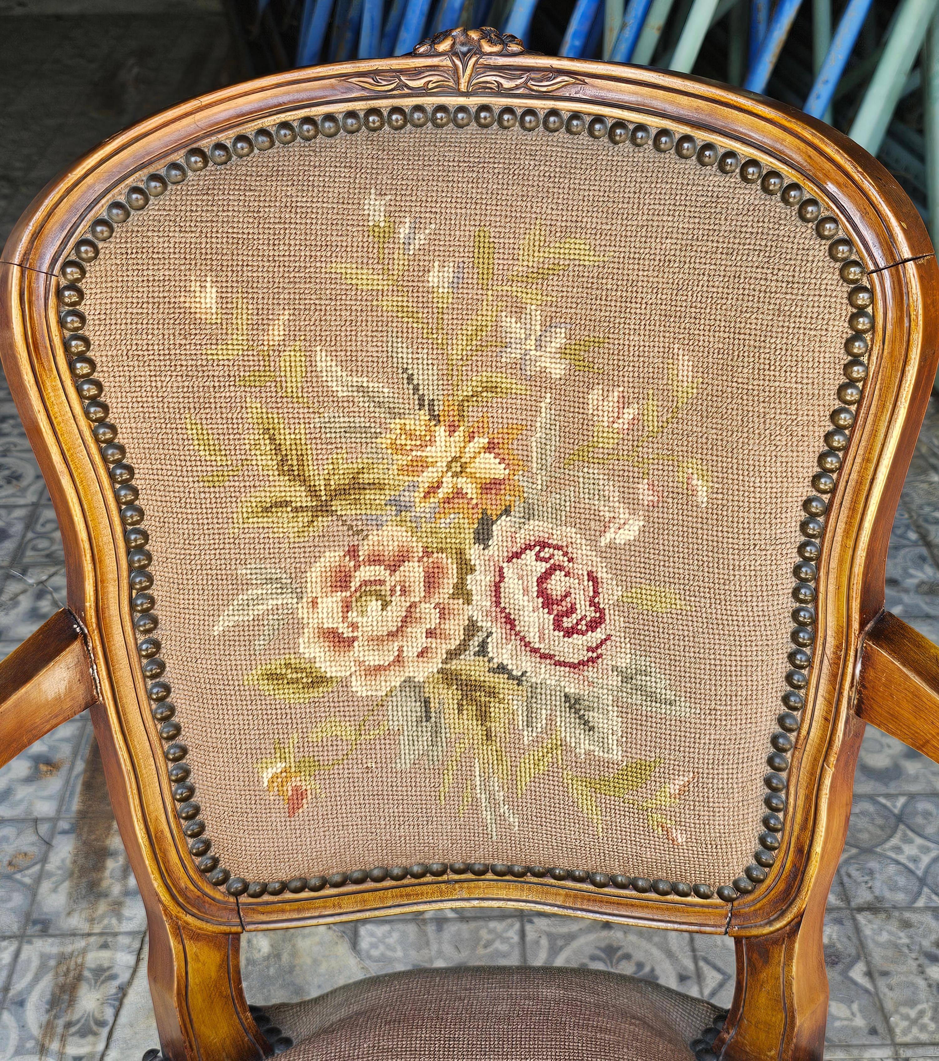 Sillón de Aguja Tapizado Estilo Provincial de Mediados de Siglo Italiano en venta