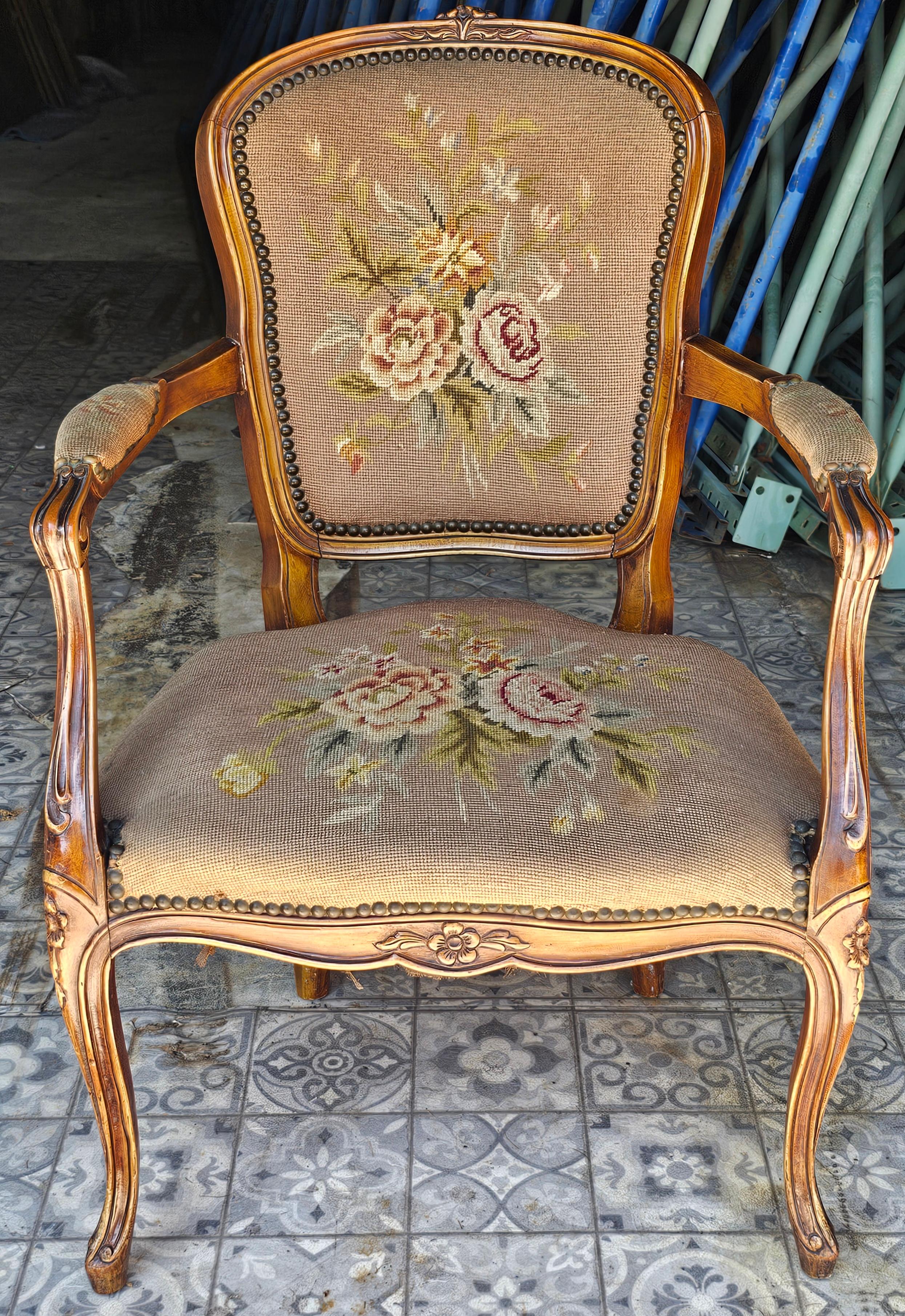 Sillón de Aguja Tapizado Estilo Provincial de Mediados de Siglo Otro en venta