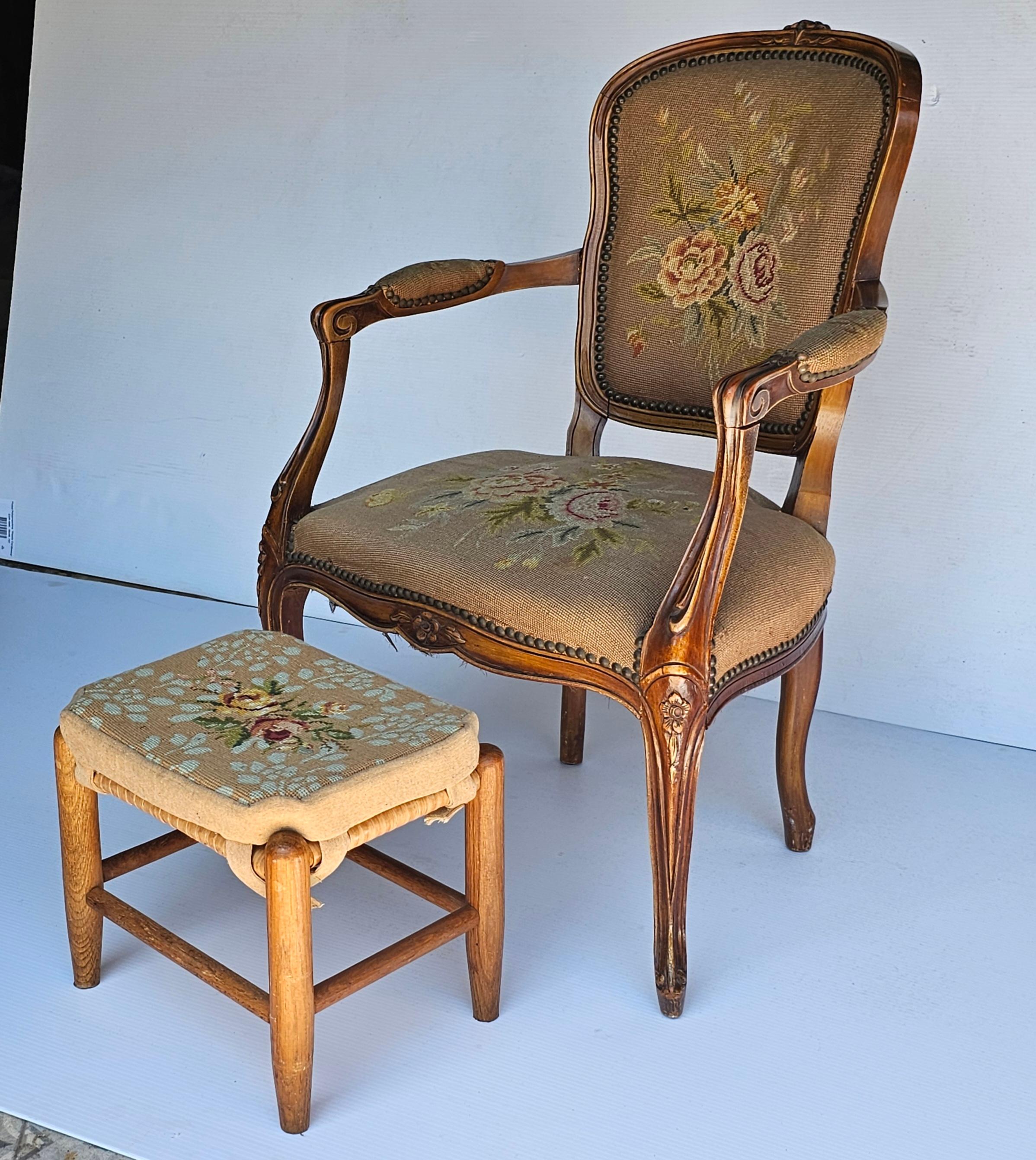 Sillón de Aguja Tapizado Estilo Provincial de Mediados de Siglo siglo XX en venta